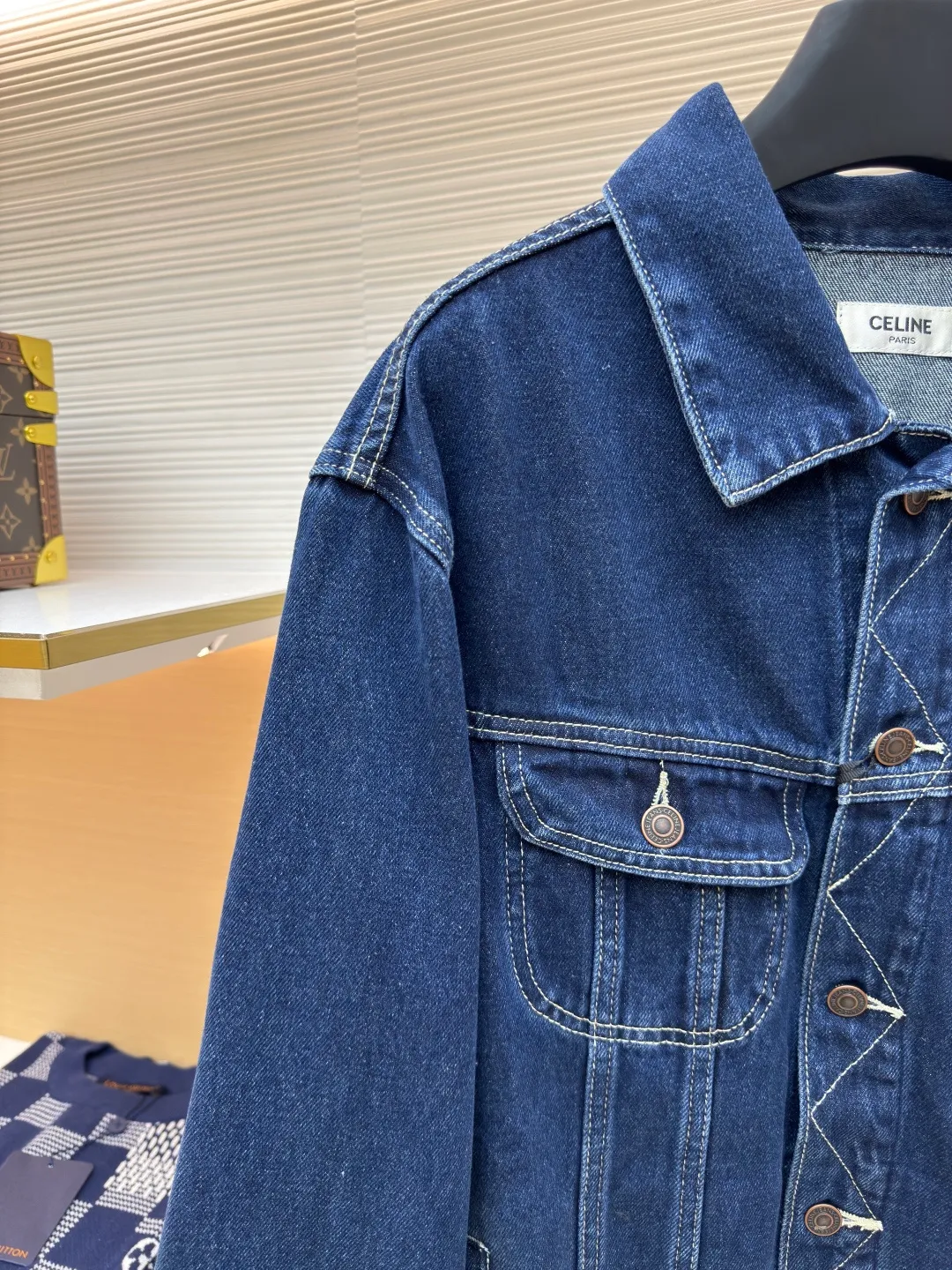 Celine Paris patch denim jacket ●Authentic product: Purchased and developed for 17000 ●Item number: 1680300-A25 ●Material: denim fabric ●Technology: patch production ●Version: fitted version ●Weight: about 965 grams ●Size: S-M-L-XL ●Description: Custom-made high-density cotton twill denim, full of texture, comfortable and close to the skin, with a touch of deep indigo as the main tone It has unlimited possibilities. The front panel is based on French elegance. The two symmetrical breast pockets are paired with metal buttons, adding a sense of toughness and handsomeness. When the eyes turn to the back, the eye-catching CELINE PARIS patch has become the unique soul imprint of this piece. The lines are smooth and neat, containing endless power. Feel the French elegance and fashion power of Celine, using imported machine appliqué technology and using advanced computer control systems and precision mechanical components to realize Celine Paris patch work. Providing embroidery with both clarity and three-dimensionality. The overall wiring is straight and delicate, the fabric is comfortable and soft, and the color is consistent without color difference. It can be matched with the same style to create a fashionable look and control various occasions. Customized accessories, complete with three standards, same style for men and women!