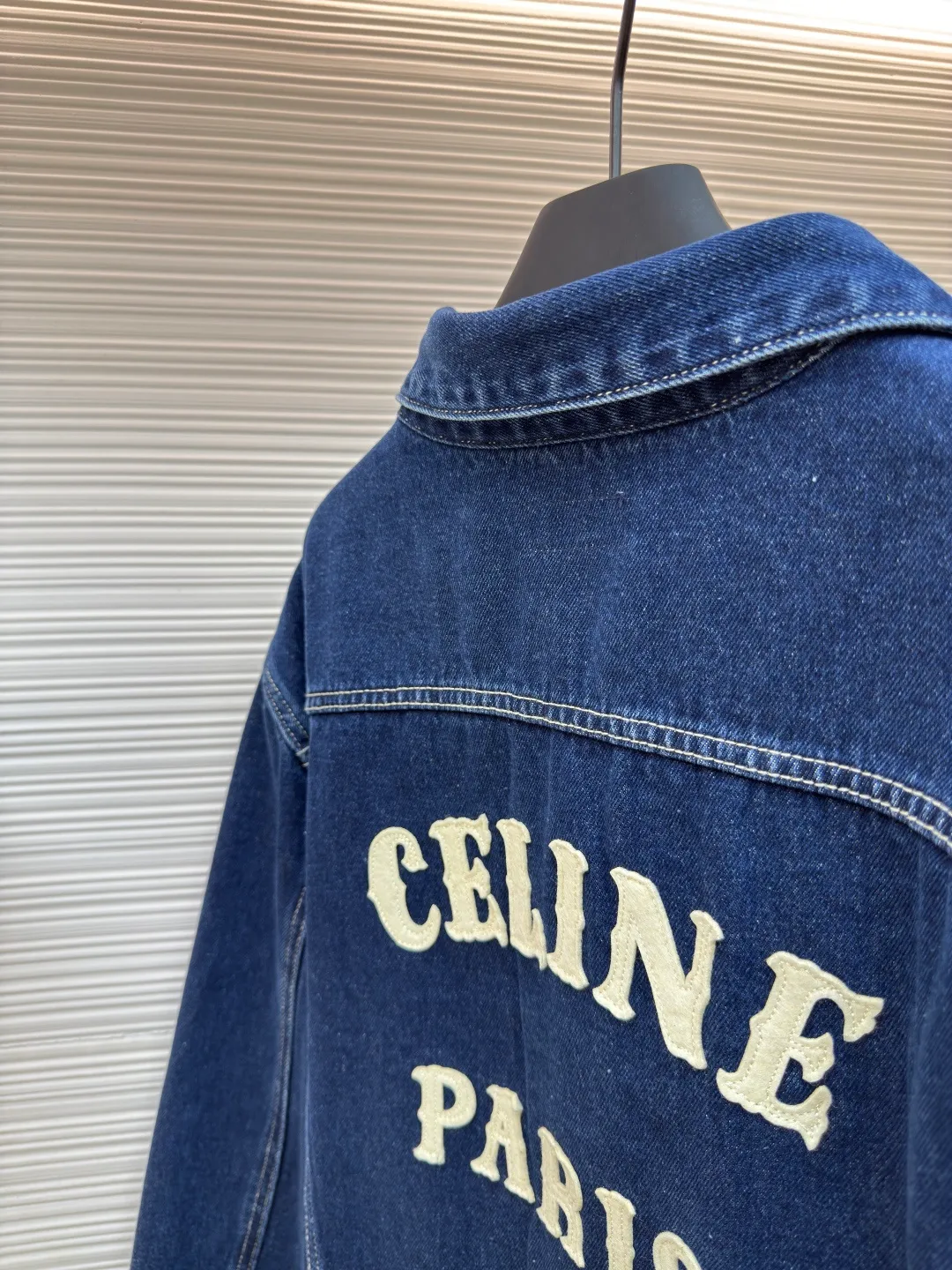 Celine Paris patch denim jacket ●Authentic product: Purchased and developed for 17000 ●Item number: 1680300-A25 ●Material: denim fabric ●Technology: patch production ●Version: fitted version ●Weight: about 965 grams ●Size: S-M-L-XL ●Description: Custom-made high-density cotton twill denim, full of texture, comfortable and close to the skin, with a touch of deep indigo as the main tone It has unlimited possibilities. The front panel is based on French elegance. The two symmetrical breast pockets are paired with metal buttons, adding a sense of toughness and handsomeness. When the eyes turn to the back, the eye-catching CELINE PARIS patch has become the unique soul imprint of this piece. The lines are smooth and neat, containing endless power. Feel the French elegance and fashion power of Celine, using imported machine appliqué technology and using advanced computer control systems and precision mechanical components to realize Celine Paris patch work. Providing embroidery with both clarity and three-dimensionality. The overall wiring is straight and delicate, the fabric is comfortable and soft, and the color is consistent without color difference. It can be matched with the same style to create a fashionable look and control various occasions. Customized accessories, complete with three standards, same style for men and women!