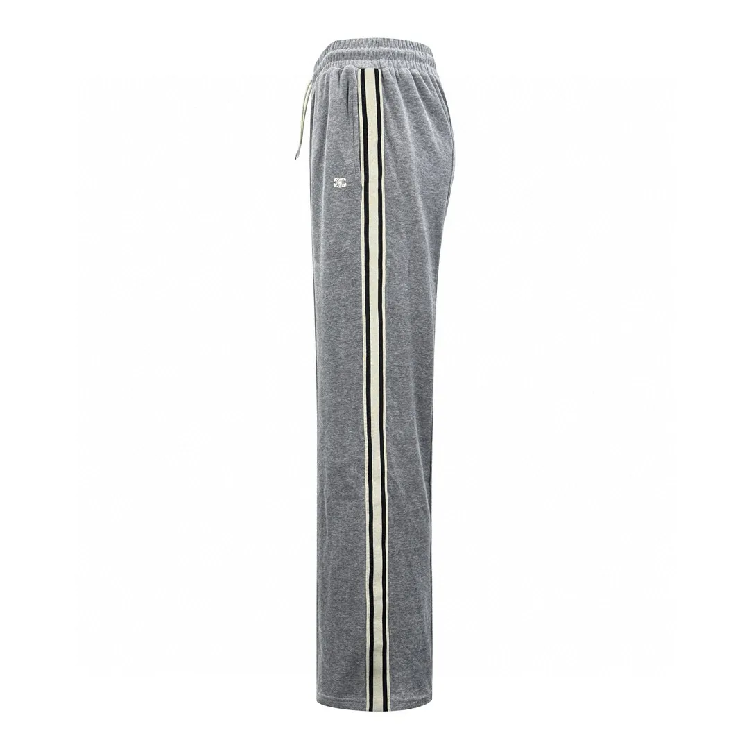 🅿️430 [Exclusive supply] Celine Arc de Triomphe embroidered velvet trousers. The original purchase was RMB 10,500. The fabric is made of custom-made Yunrou twin velvet matte cotton sateen. It is delicate and smooth and fits the skin like a cloud. It is based on high-end gray. It is low-key and full of connotation. The iconic CELINE Arc de Triomphe embroidery is revived on the gray mist velvet surface. It is fully recognizable. Contrasting ribbons on both sides are sublimated to enhance the tension of the color. The visual impact between movement and movement. The lazy lines of the straight draped version are both strong and soft. When taken apart, it is a style item. When worn together, it is an aura shirt. When attending a suit, it is worry-free to wear. Adopt imported machine embroidery technology, use advanced computer control systems and precision mechanical components to achieve Arc de Triomphe embroidery with high precision and smooth and delicate lines. The fabrics have been washed to give them a better feel and texture. They are not easy to deform, shrink or fade, and maintain their long-lasting beauty. Size:S-M-L-XL