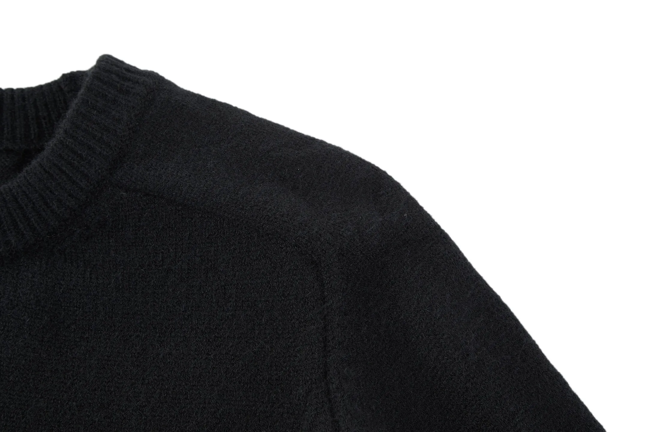 🅿️370 [Exclusive supply] Celine Arc de Triomphe embroidered logo sweater (black) The original version was purchased and developed for 9,900. The fabric is made of 35% wool, 15% cashmere, and 50% cotton yarn. This fabric is soft and has a three-dimensional shape that won't change shape after being worn for a long time. The embroidery uses 3D three-dimensional embroidery, and the chest is embellished with the Arc de Triomphe embroidered logo. This style is machine-knitted with 7 needles, and the high-density thick stitching ensures warmth. Later process: washing and color fixation - fixed version - wool impurities. Size:S-M-L-XL