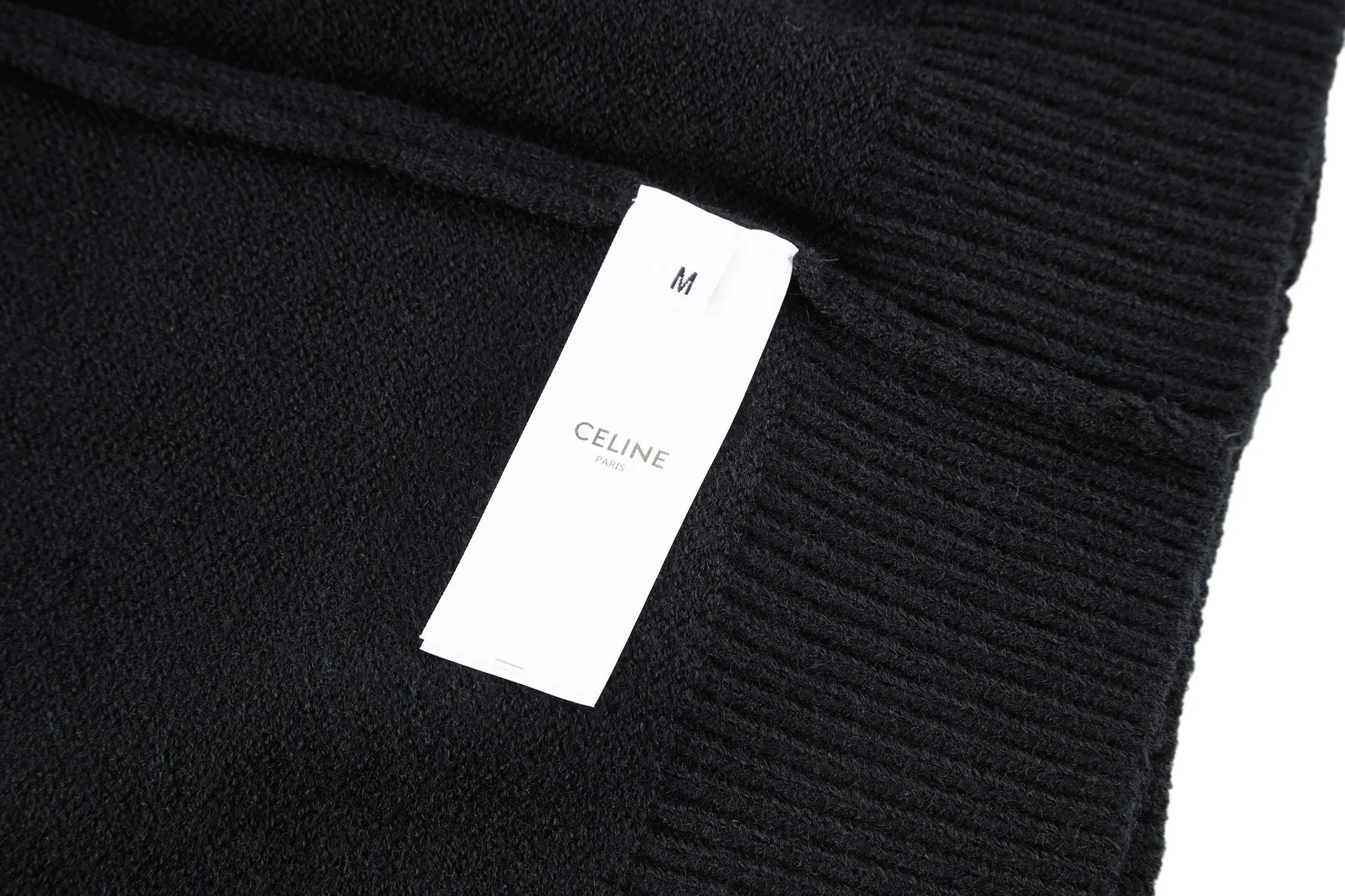 🅿️370 [Exclusive supply] Celine Arc de Triomphe embroidered logo sweater (black) The original version was purchased and developed for 9,900. The fabric is made of 35% wool, 15% cashmere, and 50% cotton yarn. This fabric is soft and has a three-dimensional shape that won't change shape after being worn for a long time. The embroidery uses 3D three-dimensional embroidery, and the chest is embellished with the Arc de Triomphe embroidered logo. This style is machine-knitted with 7 needles, and the high-density thick stitching ensures warmth. Later process: washing and color fixation - fixed version - wool impurities. Size:S-M-L-XL