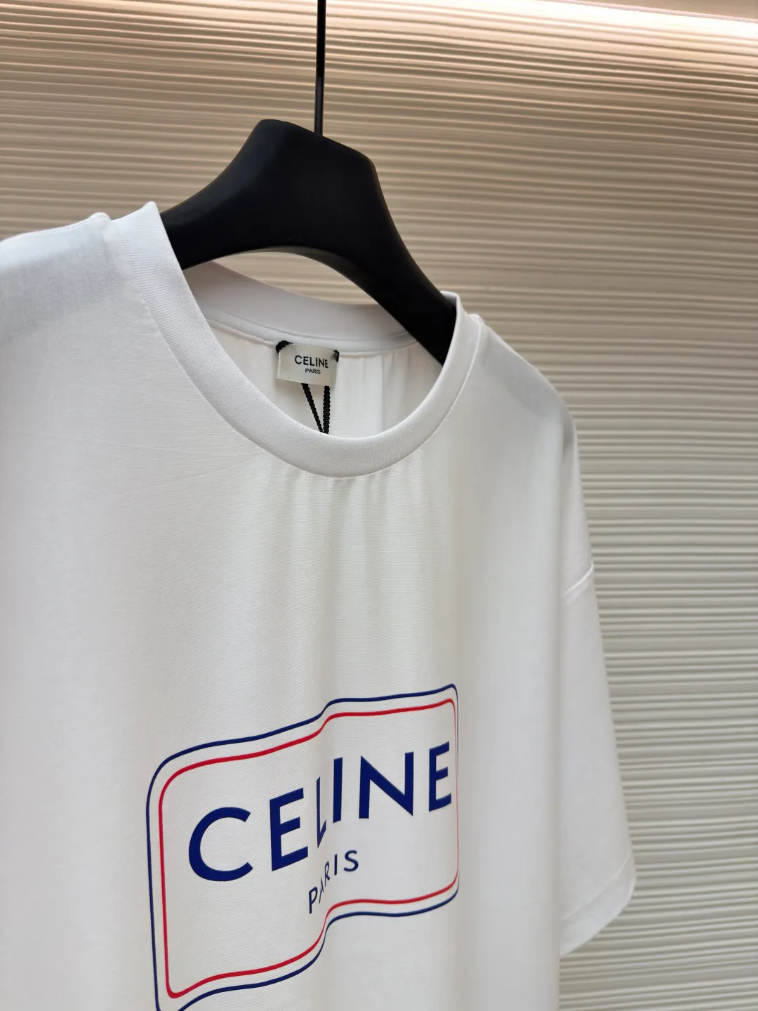 Celine blue frame printed round neck short sleeves ●Original version: Purchased and developed at 5100 ●Item number: 1681994-A00 ●Fabric: plain knitted fabric ●Technology: Glue printing production ●Color: white ●Version: fitted version ●Weight: about 225 grams ●Size: XS-S-M-L ●Description: The main body is made of 24S special woven compact cotton to make jersey fabric, weight 180g. High-count combed cotton yarn eliminates most of the short hairiness through compact spinning process, making the yarn smoother and stronger. The woven fabric structure is extremely dense, flat and soft, with excellent anti-pilling ability and durability, while retaining the natural advantages of pure cotton, which is breathable and skin-friendly. The neckline is made of 32S 1x1 rib with a weight of 300g. The finer yarn count creates a more delicate and tight thread, which provides better elasticity and deformation resistance than ordinary ribs, ensuring that the neckline can still remain stiff after being put on and taken off many times. Silicone oil slurry printing is a printing process that is prepared by mixing silicone oil and special slurry. Its characteristic is that it can form a unique matte and slightly astringent coating texture on the fabric. The printing area presents a soft matte effect, with moderate color saturation and a slight texture, which is in sharp contrast to common glossy offset printing. In terms of hand feel, the printing area feels smooth with a slight powdery resistance, similar to fine suede or chalk gray texture, without obvious filmy or hardening phenomena. Due to the addition of silicone oil, the pattern area has excellent flexibility and crack resistance while maintaining three-dimensionality. It is not easy to crack after repeated rubbing, and its breathability is better than traditional thick paste printing, achieving a balance between decoration and wearing comfort. The overall wiring is straight and delicate, the fabric is comfortable and soft, and the color is consistent without color difference. It can be matched with the same style to create a fashionable look and control various occasions. Customized accessories, complete with three standards, same style for men and women!
