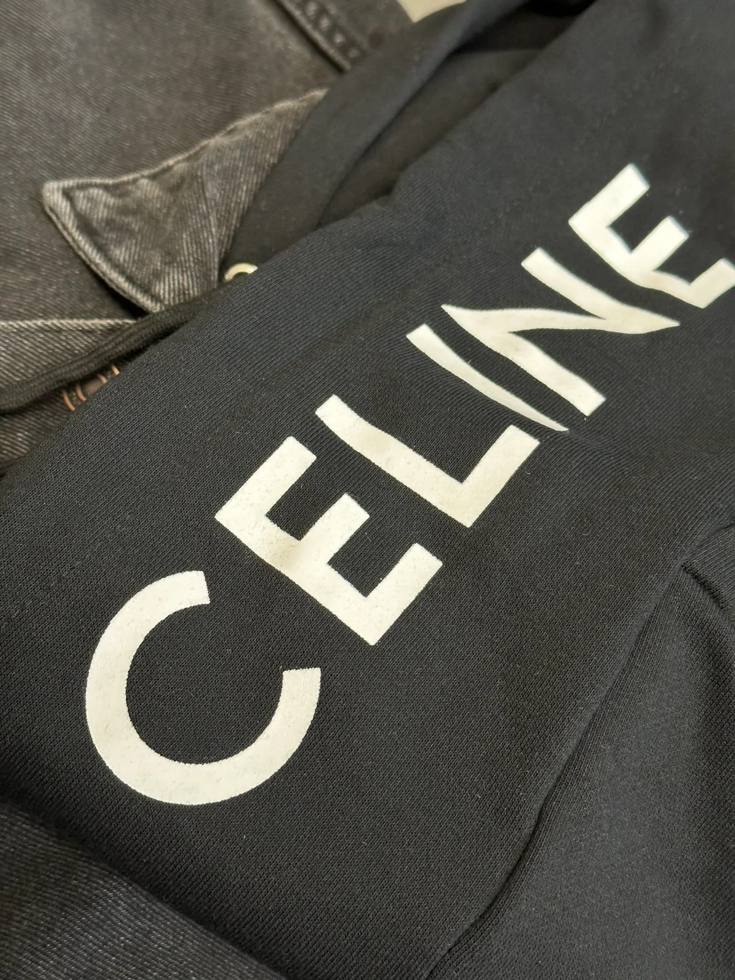 🅿️560 Celine letter print hooded denim jacket is made of 100% pure cotton fabric. Cotton fiber has good hygroscopicity. Under normal circumstances, the fiber can absorb moisture from the surrounding atmosphere. Its moisture content is 8-10%, so it makes people feel soft but not stiff when it contacts human skin. The classic style design that breaks the tradition is presented in a new way of splicing. It uses the most classic and fashionable washed denim color to splice sweatshirts and hoods, and combines the good silhouette tailoring skills to make everything more attractive!  size：s m l xl