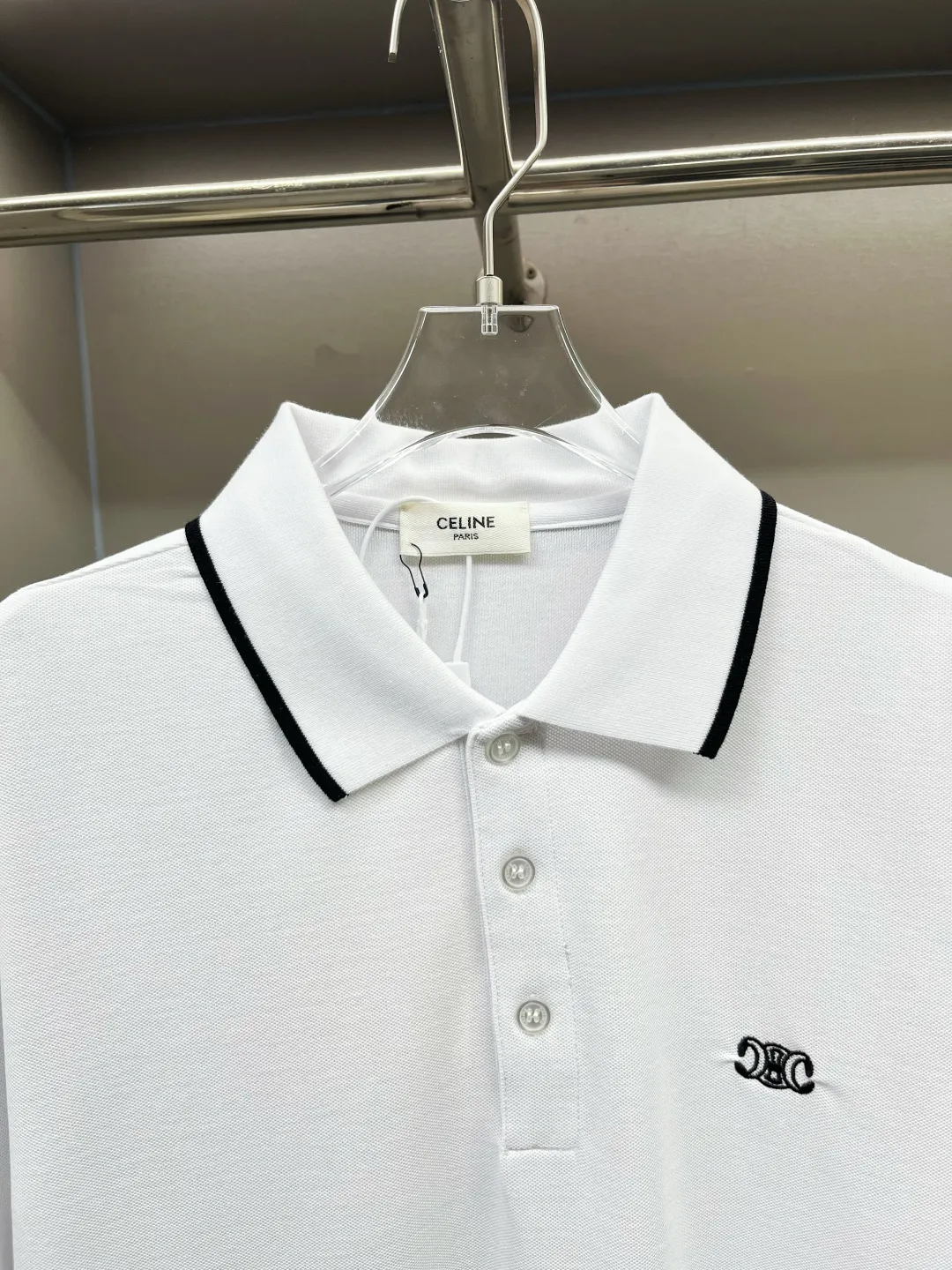 🅿️220 CELINE Celine Arc de Triomphe embroidered new Polo shirt. Original fabric. Official same style. Made of 210g pure cotton pique fabric, customized in the same vat dyeing fabric. Very comfortable and smooth to the touch. Very wide and stylish. Produced by a first-line brand OEM factory. Imported Behringer embroidery machine. The embroidery is full and textured. The ribs at the collar and mouth are woven with imported yarn. It will not deform after long-term wear. The latest style for spring and summer. Fashionable and individual. Super versatile and good-looking. It is very suitable for both men and women. It is a must-have item for everyone. Color: Black White Size: S-XXL