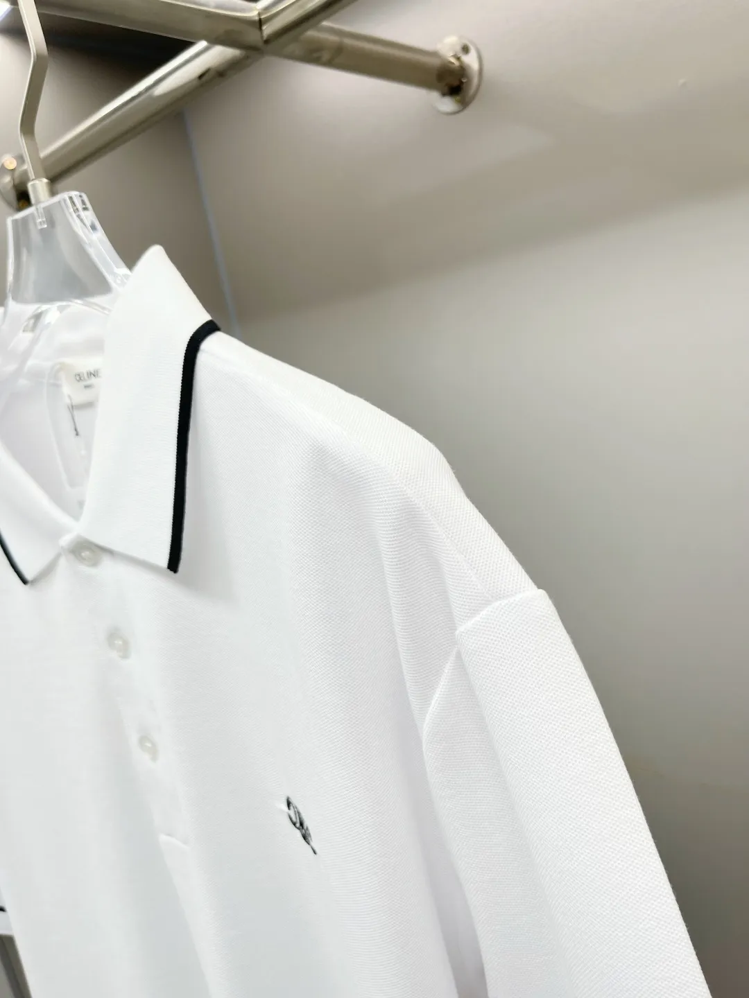 🅿️220 CELINE Celine Arc de Triomphe embroidered new Polo shirt. Original fabric. Official same style. Made of 210g pure cotton pique fabric, customized in the same vat dyeing fabric. Very comfortable and smooth to the touch. Very wide and stylish. Produced by a first-line brand OEM factory. Imported Behringer embroidery machine. The embroidery is full and textured. The ribs at the collar and mouth are woven with imported yarn. It will not deform after long-term wear. The latest style for spring and summer. Fashionable and individual. Super versatile and good-looking. It is very suitable for both men and women. It is a must-have item for everyone. Color: Black White Size: S-XXL