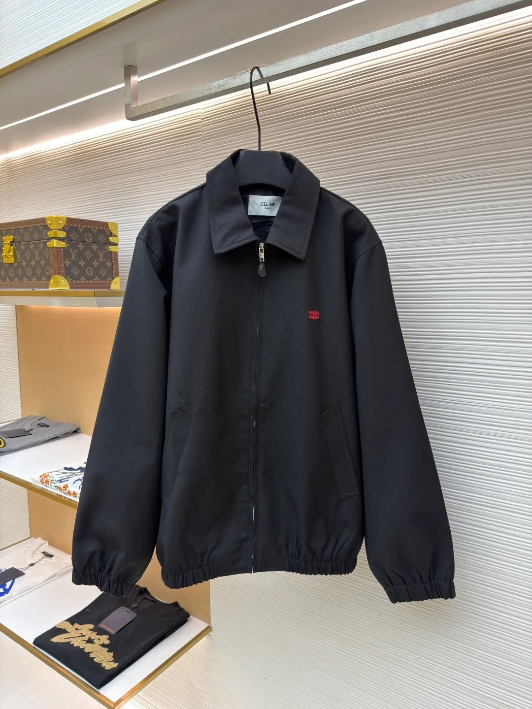 Celine embroidered Arc de Triomphe zipper cadre jacket ●Original version: Purchased and developed for 19500 ●Item number: 1681607-A90 ●Fabric: combed cotton fabric ●Technology: embroidery production ●Color: black ●Version: fitted version ●Weight: about 730 grams ●Size: S-M-L-XL ●Description: Made of 32-count combed cotton fabric, custom-woven with 60% wool content. Double layer composite thickening, weight is about 400 grams. Lined with high-density spun lining. The zipper uses electroplated hardware and bright silver pull bars, and the zipper uses European-style imported zippers, decorated with composite cowhide sliders. The embroidery uses 3D three-dimensional embroidery, and the chest is embellished with Arc de Triomphe embroidery. Add a touch of simple, high-end style. The shirt collar is made of double layer lamination and ironing to make the upper body of the clothes more three-dimensional. The entire garment is made using a special machine. Fabric: 62% wool, 38% cotton Lining: 100% viscose Pocket lining: 100% cotton TRIOMPHE embroidered loose fit shirt collar, 2 slant suit pockets Elastic waistband and cuffs, zipper closure with TRIOMPHE embossed leather zipper pullers. The overall wiring is straight and delicate, the fabric is comfortable and soft, and the color is consistent without color difference. It can be matched with the same style to create a fashionable look and control various occasions. Customized accessories, complete with three standards, same style for men and women!