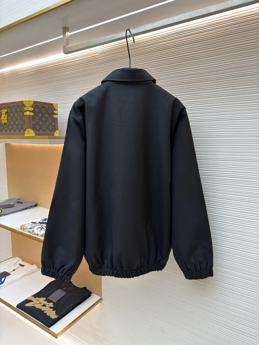 Celine embroidered Arc de Triomphe zipper cadre jacket ●Original version: Purchased and developed for 19500 ●Item number: 1681607-A90 ●Fabric: combed cotton fabric ●Technology: embroidery production ●Color: black ●Version: fitted version ●Weight: about 730 grams ●Size: S-M-L-XL ●Description: Made of 32-count combed cotton fabric, custom-woven with 60% wool content. Double layer composite thickening, weight is about 400 grams. Lined with high-density spun lining. The zipper uses electroplated hardware and bright silver pull bars, and the zipper uses European-style imported zippers, decorated with composite cowhide sliders. The embroidery uses 3D three-dimensional embroidery, and the chest is embellished with Arc de Triomphe embroidery. Add a touch of simple, high-end style. The shirt collar is made of double layer lamination and ironing to make the upper body of the clothes more three-dimensional. The entire garment is made using a special machine. Fabric: 62% wool, 38% cotton Lining: 100% viscose Pocket lining: 100% cotton TRIOMPHE embroidered loose fit shirt collar, 2 slant suit pockets Elastic waistband and cuffs, zipper closure with TRIOMPHE embossed leather zipper pullers. The overall wiring is straight and delicate, the fabric is comfortable and soft, and the color is consistent without color difference. It can be matched with the same style to create a fashionable look and control various occasions. Customized accessories, complete with three standards, same style for men and women!