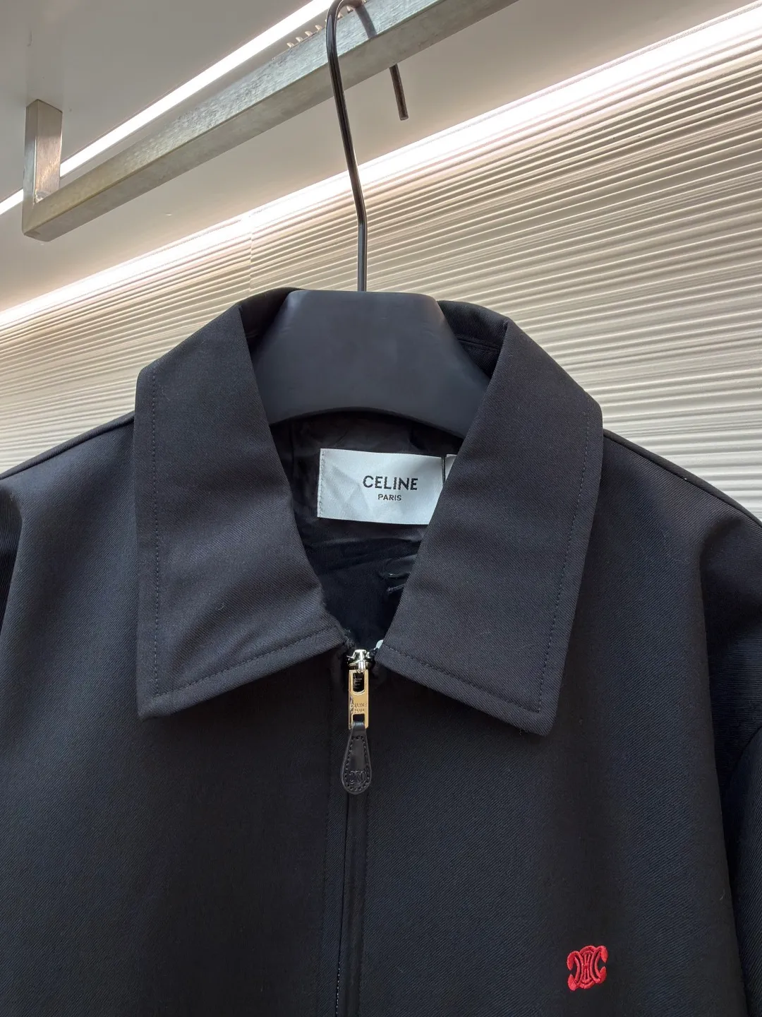 Celine embroidered Arc de Triomphe zipper cadre jacket ●Original version: Purchased and developed for 19500 ●Item number: 1681607-A90 ●Fabric: combed cotton fabric ●Technology: embroidery production ●Color: black ●Version: fitted version ●Weight: about 730 grams ●Size: S-M-L-XL ●Description: Made of 32-count combed cotton fabric, custom-woven with 60% wool content. Double layer composite thickening, weight is about 400 grams. Lined with high-density spun lining. The zipper uses electroplated hardware and bright silver pull bars, and the zipper uses European-style imported zippers, decorated with composite cowhide sliders. The embroidery uses 3D three-dimensional embroidery, and the chest is embellished with Arc de Triomphe embroidery. Add a touch of simple, high-end style. The shirt collar is made of double layer lamination and ironing to make the upper body of the clothes more three-dimensional. The entire garment is made using a special machine. Fabric: 62% wool, 38% cotton Lining: 100% viscose Pocket lining: 100% cotton TRIOMPHE embroidered loose fit shirt collar, 2 slant suit pockets Elastic waistband and cuffs, zipper closure with TRIOMPHE embossed leather zipper pullers. The overall wiring is straight and delicate, the fabric is comfortable and soft, and the color is consistent without color difference. It can be matched with the same style to create a fashionable look and control various occasions. Customized accessories, complete with three standards, same style for men and women!