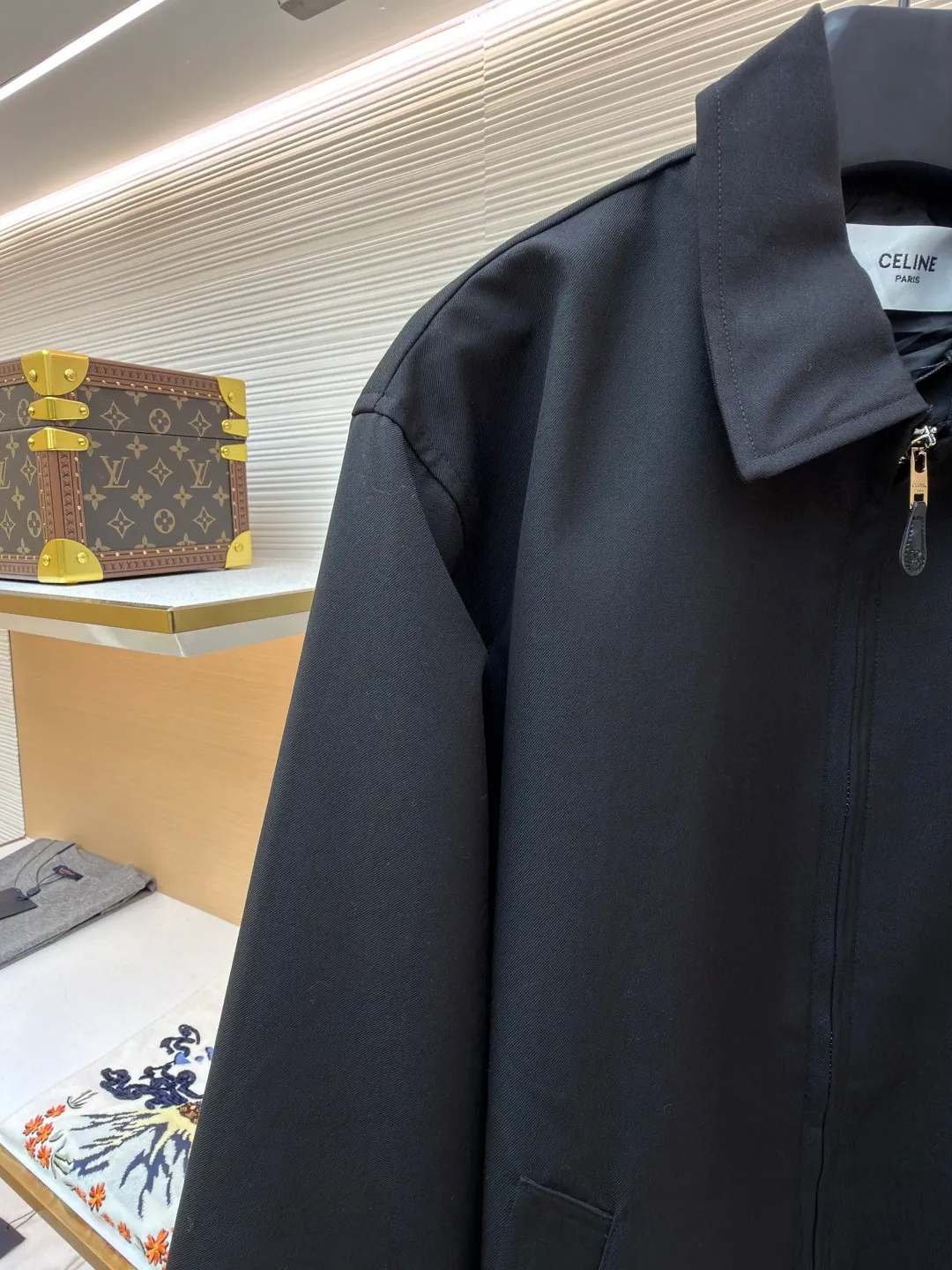 Celine embroidered Arc de Triomphe zipper cadre jacket ●Original version: Purchased and developed for 19500 ●Item number: 1681607-A90 ●Fabric: combed cotton fabric ●Technology: embroidery production ●Color: black ●Version: fitted version ●Weight: about 730 grams ●Size: S-M-L-XL ●Description: Made of 32-count combed cotton fabric, custom-woven with 60% wool content. Double layer composite thickening, weight is about 400 grams. Lined with high-density spun lining. The zipper uses electroplated hardware and bright silver pull bars, and the zipper uses European-style imported zippers, decorated with composite cowhide sliders. The embroidery uses 3D three-dimensional embroidery, and the chest is embellished with Arc de Triomphe embroidery. Add a touch of simple, high-end style. The shirt collar is made of double layer lamination and ironing to make the upper body of the clothes more three-dimensional. The entire garment is made using a special machine. Fabric: 62% wool, 38% cotton Lining: 100% viscose Pocket lining: 100% cotton TRIOMPHE embroidered loose fit shirt collar, 2 slant suit pockets Elastic waistband and cuffs, zipper closure with TRIOMPHE embossed leather zipper pullers. The overall wiring is straight and delicate, the fabric is comfortable and soft, and the color is consistent without color difference. It can be matched with the same style to create a fashionable look and control various occasions. Customized accessories, complete with three standards, same style for men and women!