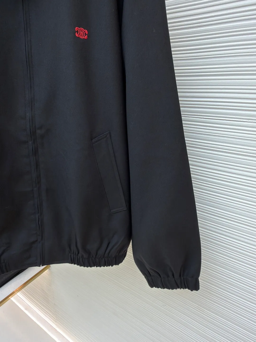 Celine embroidered Arc de Triomphe zipper cadre jacket ●Original version: Purchased and developed for 19500 ●Item number: 1681607-A90 ●Fabric: combed cotton fabric ●Technology: embroidery production ●Color: black ●Version: fitted version ●Weight: about 730 grams ●Size: S-M-L-XL ●Description: Made of 32-count combed cotton fabric, custom-woven with 60% wool content. Double layer composite thickening, weight is about 400 grams. Lined with high-density spun lining. The zipper uses electroplated hardware and bright silver pull bars, and the zipper uses European-style imported zippers, decorated with composite cowhide sliders. The embroidery uses 3D three-dimensional embroidery, and the chest is embellished with Arc de Triomphe embroidery. Add a touch of simple, high-end style. The shirt collar is made of double layer lamination and ironing to make the upper body of the clothes more three-dimensional. The entire garment is made using a special machine. Fabric: 62% wool, 38% cotton Lining: 100% viscose Pocket lining: 100% cotton TRIOMPHE embroidered loose fit shirt collar, 2 slant suit pockets Elastic waistband and cuffs, zipper closure with TRIOMPHE embossed leather zipper pullers. The overall wiring is straight and delicate, the fabric is comfortable and soft, and the color is consistent without color difference. It can be matched with the same style to create a fashionable look and control various occasions. Customized accessories, complete with three standards, same style for men and women!