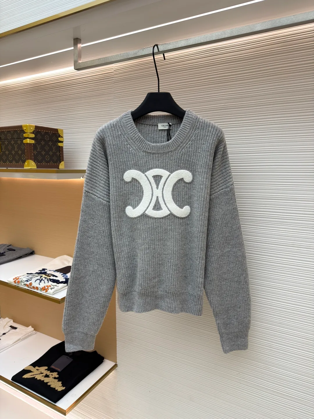 Celine Arc de Triomphe Towel Embroidered Round Neck [Women's Wear] ●Original version: purchased and developed by 8249 ●Item number: 1681212-B50 ●Fabric: wool blended fabric ●Technology: knitted production ●Color: gray ●Version: fitted version ●Weight: about 770 grams ●Size: S-M-L ●Description: Yarn: The yarn is made of the original 16-count single-strand wool in floral gray and navy blue, which is different from the ordinary version of the multi-strand wool blended yarn on the market. The custom-spun yarns are color-matched, and the wool upper body is delicate and soft without scratching the skin. The whole body is woven on a German Stoll positive 5-needle flat machine. The organization process of ingot needles makes the upper body of the whole garment three-dimensional and stylish. All the large pieces were integrated through a looping machine, washed and ironed, then disassembled for embroidery and then stitched and ironed. The process was extremely complicated and had a long production cycle. The large Arc de Triomphe logo on the chest was embroidered with towels, and the base plate was dyed with felt felt to match the color. Then a special embroidery machine was used to embroider the off-white yarn with towel embroidery. After laser positioning and cutting, the embroidered logo was finally formed. The overall wiring is straight and delicate, the fabric is comfortable and soft, and the color is consistent without color difference. It can be matched with the same style to create a fashionable look and control various occasions. Customized accessories, complete with three standards, same style for men and women!