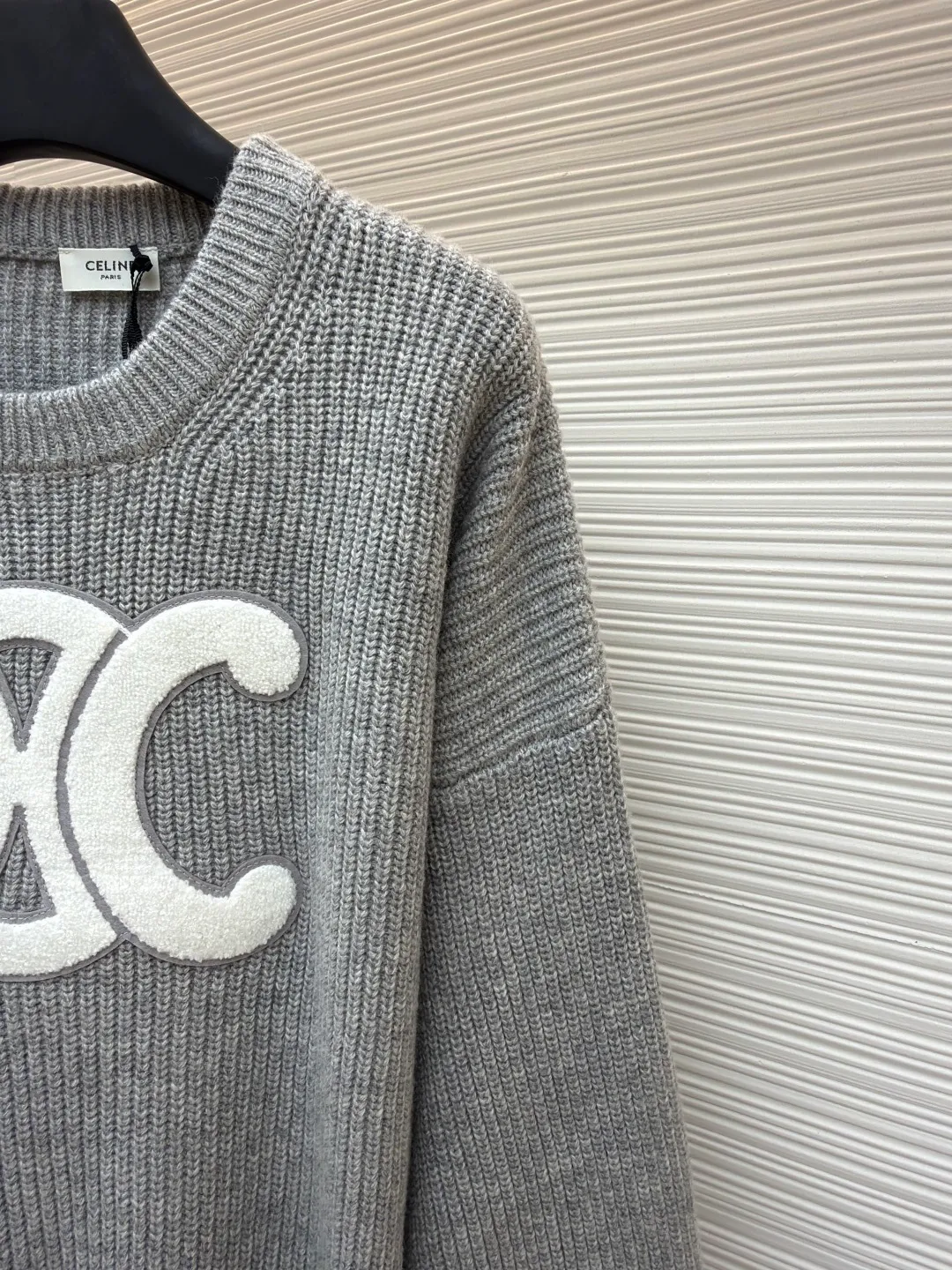 Celine Arc de Triomphe Towel Embroidered Round Neck [Women's Wear] ●Original version: purchased and developed by 8249 ●Item number: 1681212-B50 ●Fabric: wool blended fabric ●Technology: knitted production ●Color: gray ●Version: fitted version ●Weight: about 770 grams ●Size: S-M-L ●Description: Yarn: The yarn is made of the original 16-count single-strand wool in floral gray and navy blue, which is different from the ordinary version of the multi-strand wool blended yarn on the market. The custom-spun yarns are color-matched, and the wool upper body is delicate and soft without scratching the skin. The whole body is woven on a German Stoll positive 5-needle flat machine. The organization process of ingot needles makes the upper body of the whole garment three-dimensional and stylish. All the large pieces were integrated through a looping machine, washed and ironed, then disassembled for embroidery and then stitched and ironed. The process was extremely complicated and had a long production cycle. The large Arc de Triomphe logo on the chest was embroidered with towels, and the base plate was dyed with felt felt to match the color. Then a special embroidery machine was used to embroider the off-white yarn with towel embroidery. After laser positioning and cutting, the embroidered logo was finally formed. The overall wiring is straight and delicate, the fabric is comfortable and soft, and the color is consistent without color difference. It can be matched with the same style to create a fashionable look and control various occasions. Customized accessories, complete with three standards, same style for men and women!