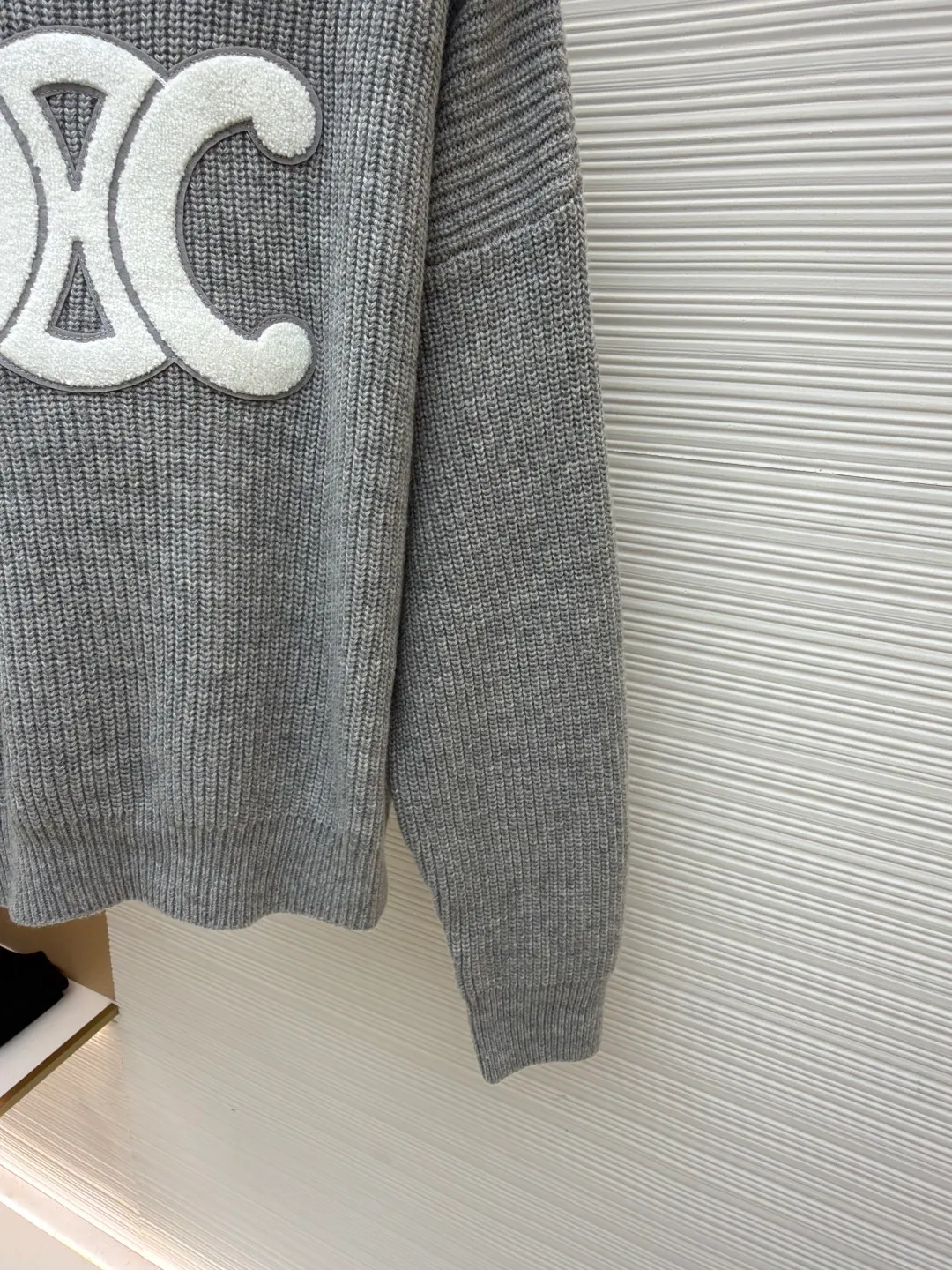 Celine Arc de Triomphe Towel Embroidered Round Neck [Women's Wear] ●Original version: purchased and developed by 8249 ●Item number: 1681212-B50 ●Fabric: wool blended fabric ●Technology: knitted production ●Color: gray ●Version: fitted version ●Weight: about 770 grams ●Size: S-M-L ●Description: Yarn: The yarn is made of the original 16-count single-strand wool in floral gray and navy blue, which is different from the ordinary version of the multi-strand wool blended yarn on the market. The custom-spun yarns are color-matched, and the wool upper body is delicate and soft without scratching the skin. The whole body is woven on a German Stoll positive 5-needle flat machine. The organization process of ingot needles makes the upper body of the whole garment three-dimensional and stylish. All the large pieces were integrated through a looping machine, washed and ironed, then disassembled for embroidery and then stitched and ironed. The process was extremely complicated and had a long production cycle. The large Arc de Triomphe logo on the chest was embroidered with towels, and the base plate was dyed with felt felt to match the color. Then a special embroidery machine was used to embroider the off-white yarn with towel embroidery. After laser positioning and cutting, the embroidered logo was finally formed. The overall wiring is straight and delicate, the fabric is comfortable and soft, and the color is consistent without color difference. It can be matched with the same style to create a fashionable look and control various occasions. Customized accessories, complete with three standards, same style for men and women!