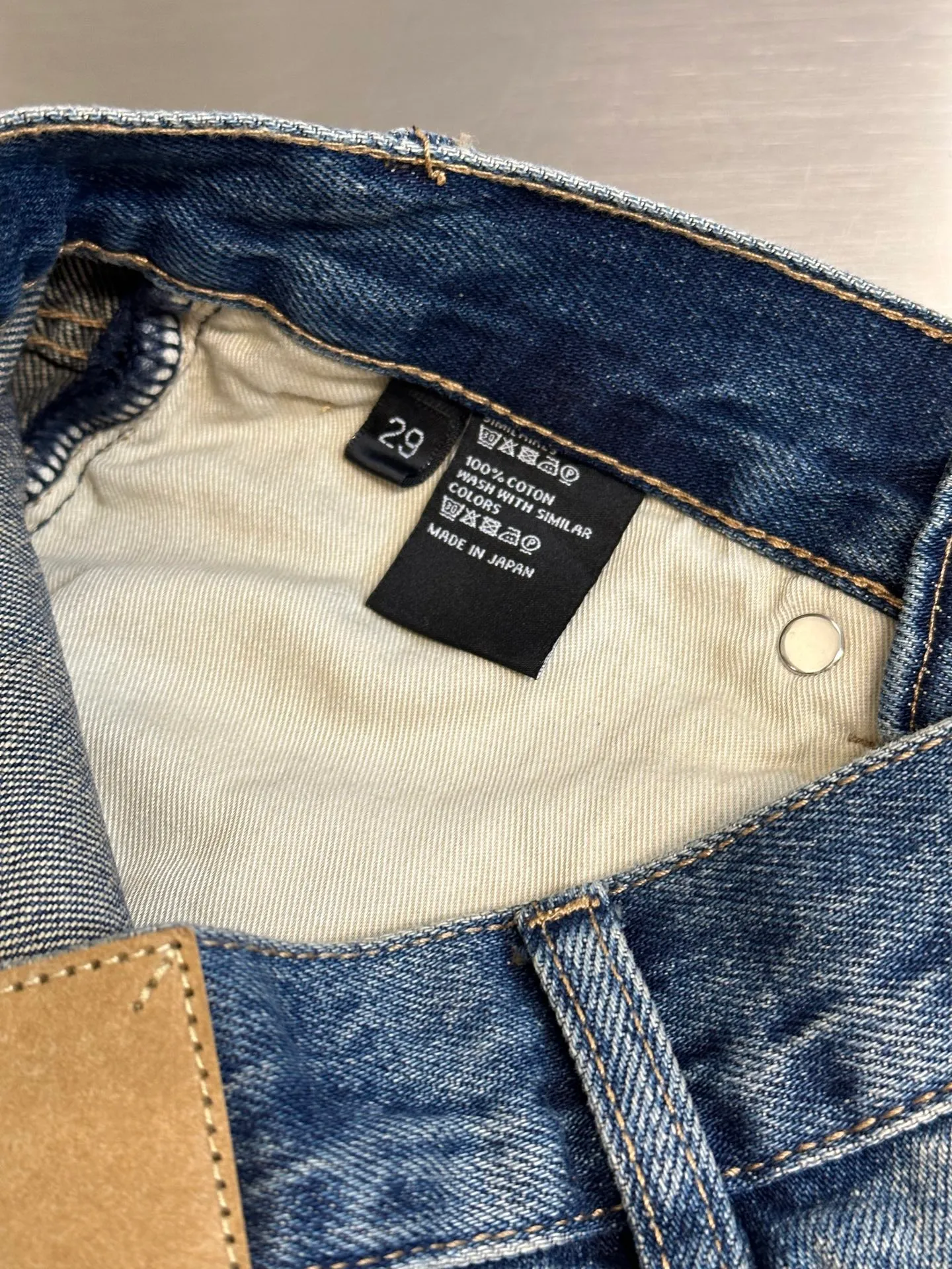 🅿️570 Celine washed bootcut jeans, custom-made with premium textured bias-cut 100% cotton cow silk fabric, classic blue tone intertwined with gradient matte white, perfectly fit the body shape, showing charming curves when walking.  The whisker rubbing technique is combined with the whisker gun painting technique. Manual rubbing is performed on specific areas first to achieve a natural wrinkle effect, and then specific tools are used to draw the whisker-shaped texture to create a full visual effect.  The heavy washing and whitening process uses physical and chemical means to perform multiple deep treatments on the denim fabric to give the surface of the clothing a dark effect. The denim fabric is then machine-polished to produce a wear effect on the surface of the clothing. The holes are exposed using the rotten edge hanging technology, which uses physical wear and friction on the edges to achieve a natural rotten edge effect. The combination of high-temperature steam and sandpaper removes fiber hairiness and color difference, giving the jeans a unique hole and wear effect. size:28.29.30.31
