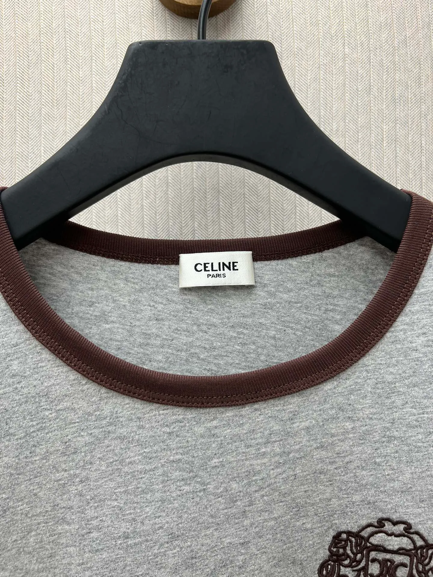 🅿️240 Celine 25ss new 70s style badge T-shirt, 100% cotton CELINE badge embroidery, classic fit round neck short sleeves, contrasting ribbed trim, made in Portugal. Size: S.M.L.
