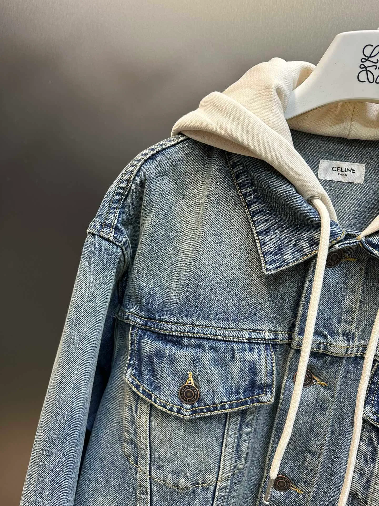 🅿️560 Celine letter print hooded denim jacket is made of 100% pure cotton fabric. Cotton fiber has good hygroscopicity. Under normal circumstances, the fiber can absorb moisture from the surrounding atmosphere. Its moisture content is 8-10%, so it makes people feel soft but not stiff when it contacts human skin. The classic style design that breaks the tradition is presented in a new way of splicing. It uses the most classic and fashionable washed denim color to splice sweatshirts and hoods, and combines the good silhouette tailoring skills to make everything more attractive!  size：s m l xl