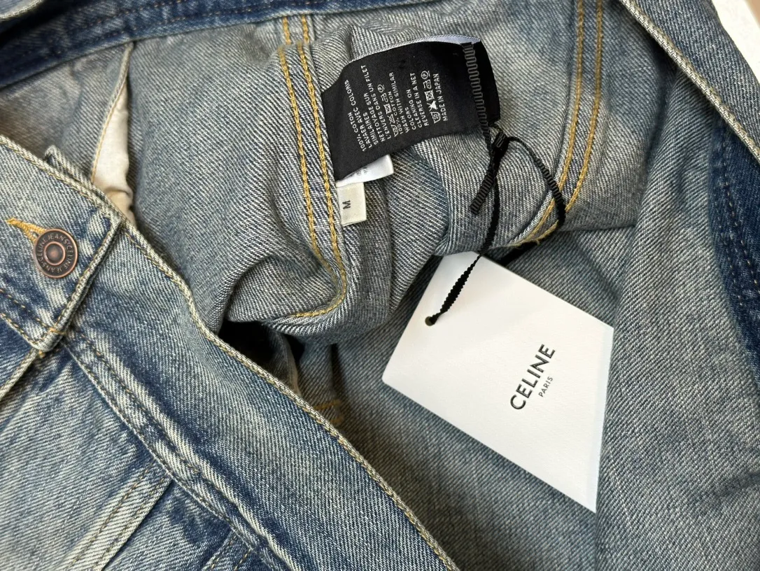 🅿️560 Celine letter print hooded denim jacket is made of 100% pure cotton fabric. Cotton fiber has good hygroscopicity. Under normal circumstances, the fiber can absorb moisture from the surrounding atmosphere. Its moisture content is 8-10%, so it makes people feel soft but not stiff when it contacts human skin. The classic style design that breaks the tradition is presented in a new way of splicing. It uses the most classic and fashionable washed denim color to splice sweatshirts and hoods, and combines the good silhouette tailoring skills to make everything more attractive!  size：s m l xl