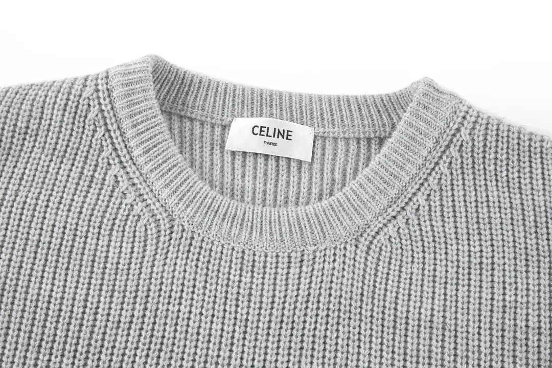 🅿️480 [Exclusive supply] Celine 21FW patchwork crew neck sweater (grey). The original version was purchased and developed for 10,500. The fabric is made of custom-woven white velvet 55 wool and 45 small white cotton. The fabrics are mixed and matched to create a ready-to-wear effect that is three-dimensional and not easily deformed. The chest patch fabric is made of real deer suede leather with a plush feel. The version that is not available on the market is entirely made of fabric. The chest logo is embroidered with patches, and the customized logo is compounded on both sides with computer laser to create a three-dimensional effect. The patch is glued and positioned on the surface of the clothes using a computer, and imported No. 7 fine needles are used to route the patch logo tightly to the clothes. Size:S-M-L
