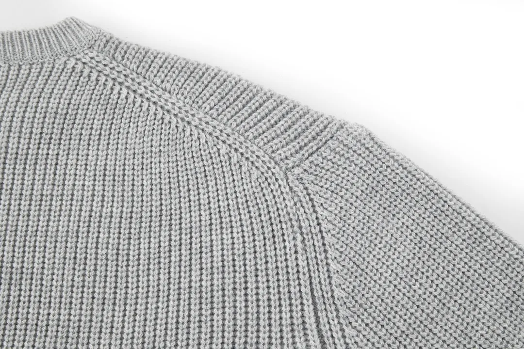 🅿️480 [Exclusive supply] Celine 21FW patchwork crew neck sweater (grey). The original version was purchased and developed for 10,500. The fabric is made of custom-woven white velvet 55 wool and 45 small white cotton. The fabrics are mixed and matched to create a ready-to-wear effect that is three-dimensional and not easily deformed. The chest patch fabric is made of real deer suede leather with a plush feel. The version that is not available on the market is entirely made of fabric. The chest logo is embroidered with patches, and the customized logo is compounded on both sides with computer laser to create a three-dimensional effect. The patch is glued and positioned on the surface of the clothes using a computer, and imported No. 7 fine needles are used to route the patch logo tightly to the clothes. Size:S-M-L