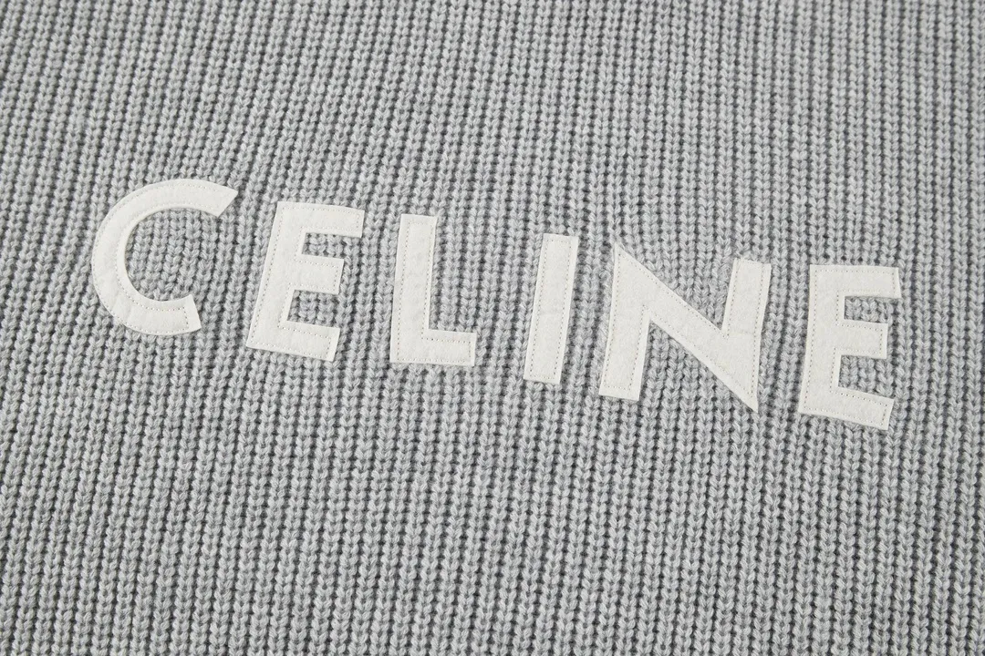 🅿️480 [Exclusive supply] Celine 21FW patchwork crew neck sweater (grey). The original version was purchased and developed for 10,500. The fabric is made of custom-woven white velvet 55 wool and 45 small white cotton. The fabrics are mixed and matched to create a ready-to-wear effect that is three-dimensional and not easily deformed. The chest patch fabric is made of real deer suede leather with a plush feel. The version that is not available on the market is entirely made of fabric. The chest logo is embroidered with patches, and the customized logo is compounded on both sides with computer laser to create a three-dimensional effect. The patch is glued and positioned on the surface of the clothes using a computer, and imported No. 7 fine needles are used to route the patch logo tightly to the clothes. Size:S-M-L