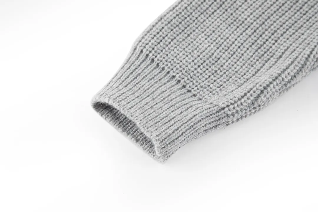 🅿️480 [Exclusive supply] Celine 21FW patchwork crew neck sweater (grey). The original version was purchased and developed for 10,500. The fabric is made of custom-woven white velvet 55 wool and 45 small white cotton. The fabrics are mixed and matched to create a ready-to-wear effect that is three-dimensional and not easily deformed. The chest patch fabric is made of real deer suede leather with a plush feel. The version that is not available on the market is entirely made of fabric. The chest logo is embroidered with patches, and the customized logo is compounded on both sides with computer laser to create a three-dimensional effect. The patch is glued and positioned on the surface of the clothes using a computer, and imported No. 7 fine needles are used to route the patch logo tightly to the clothes. Size:S-M-L