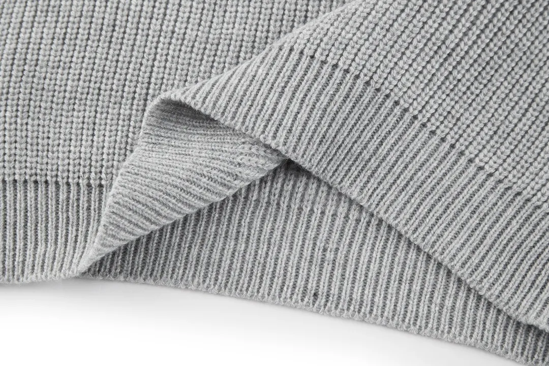 🅿️480 [Exclusive supply] Celine 21FW patchwork crew neck sweater (grey). The original version was purchased and developed for 10,500. The fabric is made of custom-woven white velvet 55 wool and 45 small white cotton. The fabrics are mixed and matched to create a ready-to-wear effect that is three-dimensional and not easily deformed. The chest patch fabric is made of real deer suede leather with a plush feel. The version that is not available on the market is entirely made of fabric. The chest logo is embroidered with patches, and the customized logo is compounded on both sides with computer laser to create a three-dimensional effect. The patch is glued and positioned on the surface of the clothes using a computer, and imported No. 7 fine needles are used to route the patch logo tightly to the clothes. Size:S-M-L