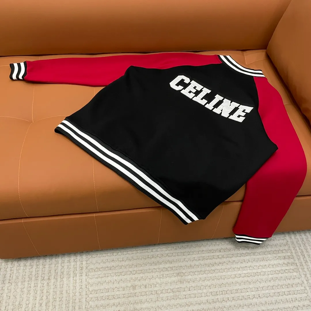 🅿️410 Celine➡️Celine runway style baseball jacket. I ordered the original model and took a month to finally ship it. I love it so much. The upper body is really handsome. A Douyin blogger said that this year's new jacket will become a future trend. If you look through street photos, you will find that celebrities regard it as a collectible jacket, a must-have item for men and women who want light luxury for commuting. Developing the highest version on the entire network, it took 1 month to customize and the cost was extremely high. The German imported flat-machine made custom-woven wool jacquard threads, using the first layer of imported lambskin. The pleated texture is unparalleled. It is hand-cut and meticulously crafted. The stitching position is very technical. Whether the whole garment is good or not depends on this position. Top-notch workmanship and details can stand the test. A full set of customized accessories, the letters are clear and perfectly restored without any difference. High-end atmosphere and full grade! The entire dress is exclusively customized with heavy craftsmanship. The towel patch embroidery is perfectly combined with craft embroidery and precise stitching! Absolute craftsmanship quality!