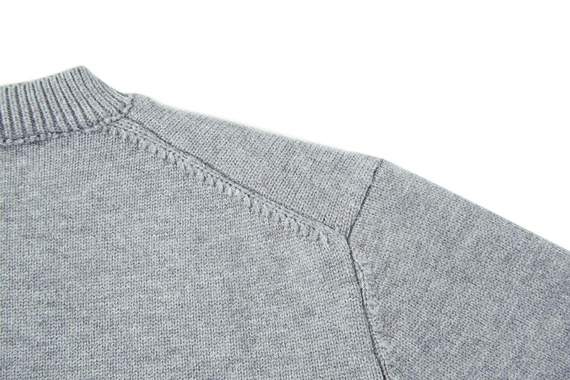 🅿️440 Celine Arc de Triomphe jacquard crew neck sweater (grey) The fabric is made of 30% wool and 70% cotton. Partial intarsia craftsmanship, imported 12-knit fabric. The entire garment takes 120 minutes to complete. Garment washing - removal of wool impurities - color fixation - fixed version. This model is CELINE's 2026 new masterpiece. The chest is embellished with partial intarsia of the Arc de Triomphe, adding a new design style. Wool 30% 70% cotton yarn. Not machine washable - do not rinse. Size:S-M-L-XL