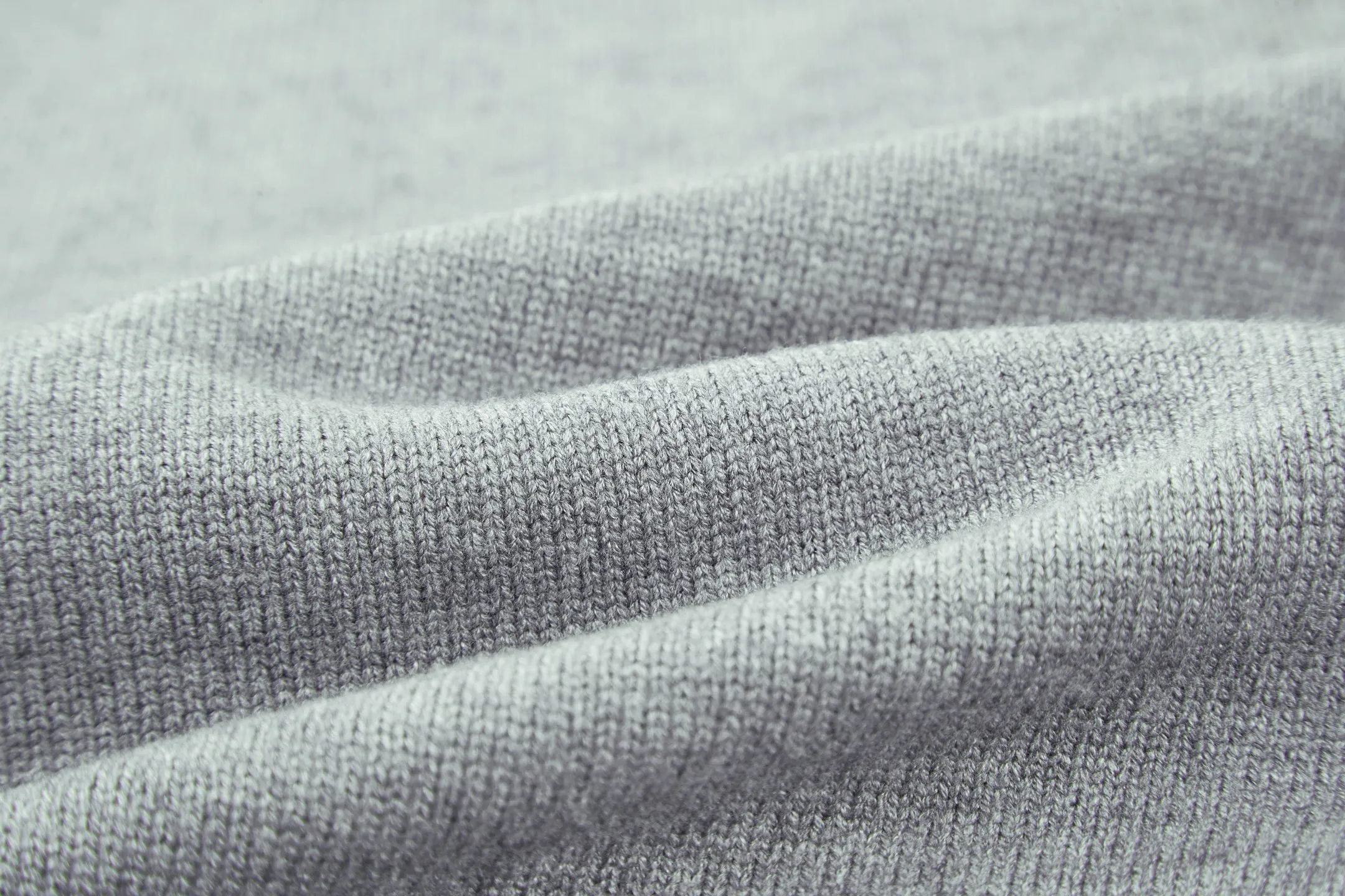 🅿️440 Celine Arc de Triomphe jacquard crew neck sweater (grey) The fabric is made of 30% wool and 70% cotton. Partial intarsia craftsmanship, imported 12-knit fabric. The entire garment takes 120 minutes to complete. Garment washing - removal of wool impurities - color fixation - fixed version. This model is CELINE's 2026 new masterpiece. The chest is embellished with partial intarsia of the Arc de Triomphe, adding a new design style. Wool 30% 70% cotton yarn. Not machine washable - do not rinse. Size:S-M-L-XL