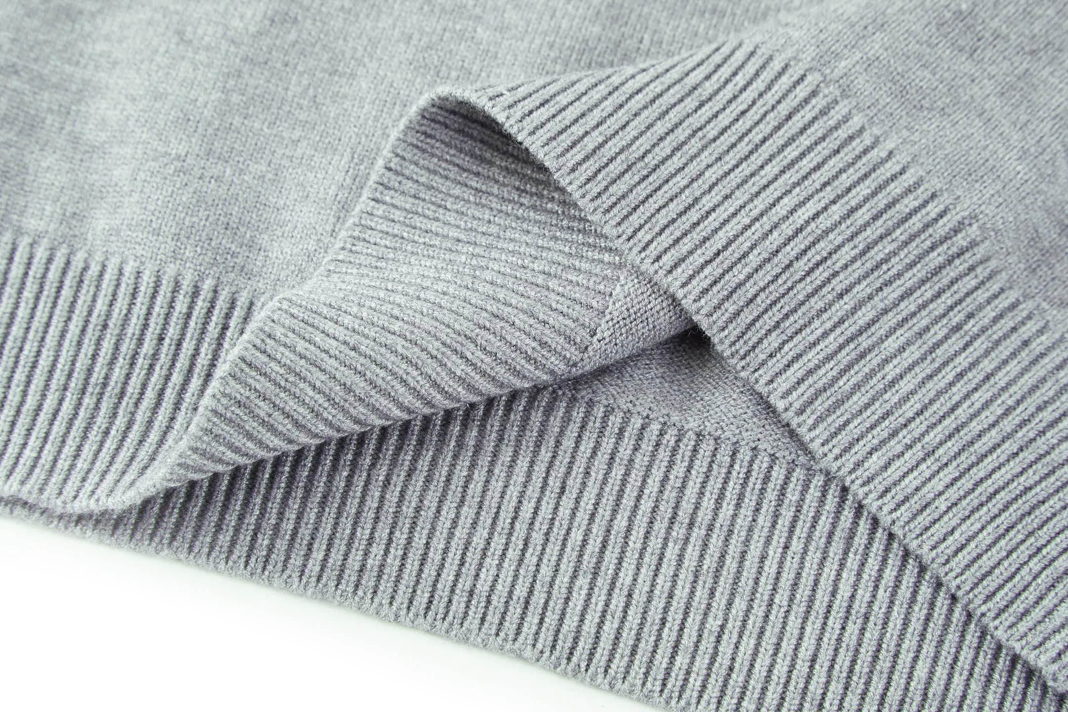 🅿️440 Celine Arc de Triomphe jacquard crew neck sweater (grey) The fabric is made of 30% wool and 70% cotton. Partial intarsia craftsmanship, imported 12-knit fabric. The entire garment takes 120 minutes to complete. Garment washing - removal of wool impurities - color fixation - fixed version. This model is CELINE's 2026 new masterpiece. The chest is embellished with partial intarsia of the Arc de Triomphe, adding a new design style. Wool 30% 70% cotton yarn. Not machine washable - do not rinse. Size:S-M-L-XL