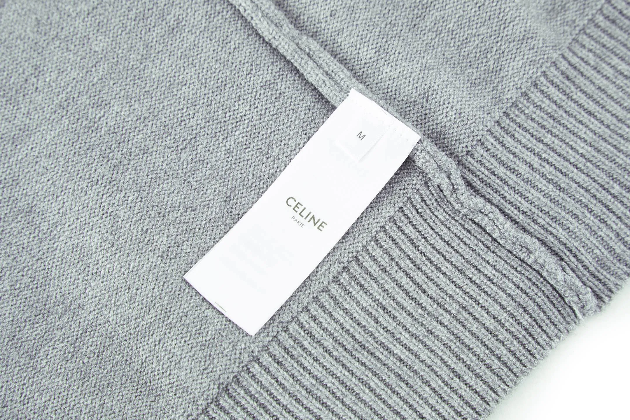 🅿️440 Celine Arc de Triomphe jacquard crew neck sweater (grey) The fabric is made of 30% wool and 70% cotton. Partial intarsia craftsmanship, imported 12-knit fabric. The entire garment takes 120 minutes to complete. Garment washing - removal of wool impurities - color fixation - fixed version. This model is CELINE's 2026 new masterpiece. The chest is embellished with partial intarsia of the Arc de Triomphe, adding a new design style. Wool 30% 70% cotton yarn. Not machine washable - do not rinse. Size:S-M-L-XL