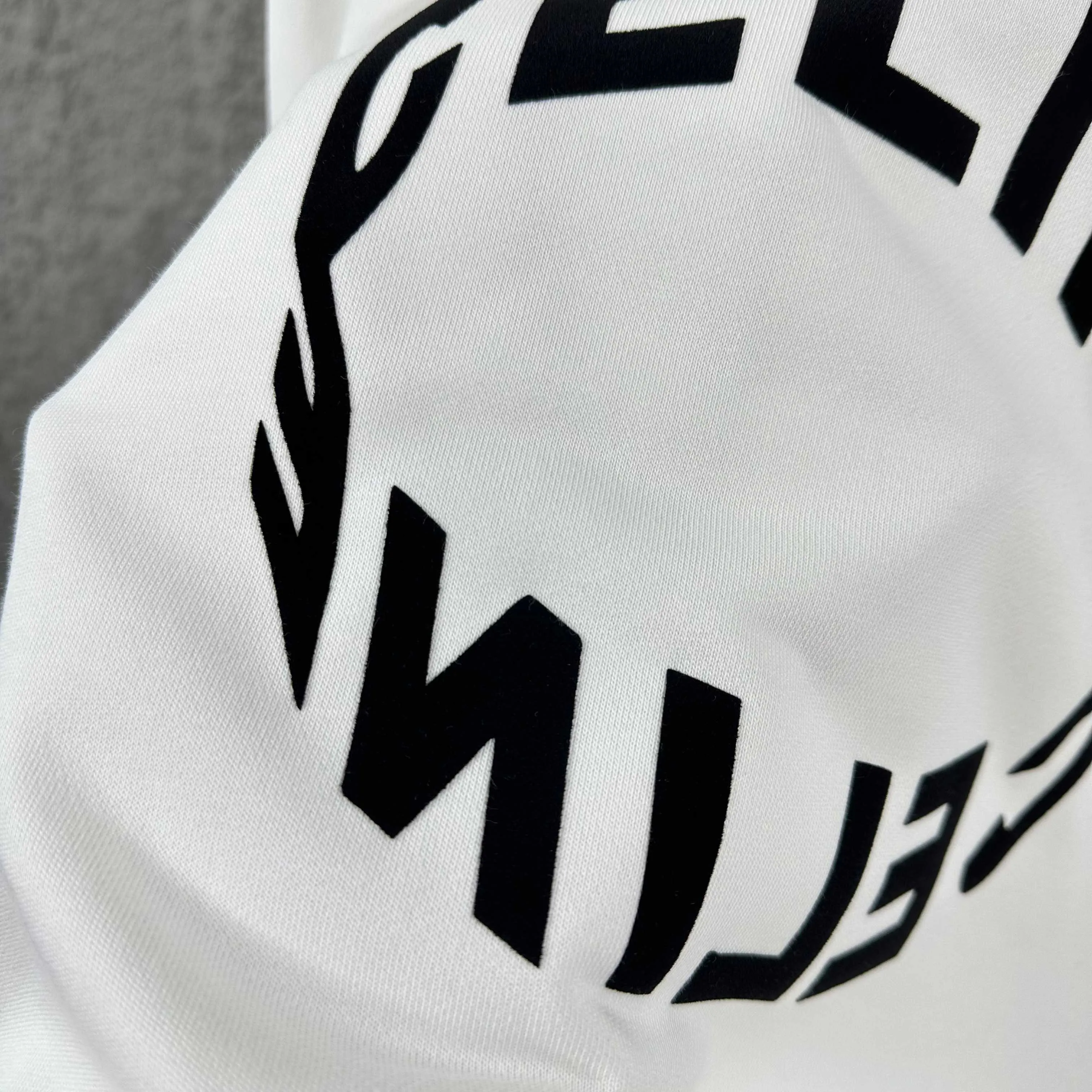 🅿️250 Celi*ne Celin Celin 2025 early autumn and winter new style Three-dimensional flocking process personalized logo Customized terry fabric Long-sleeved round neck sweatshirt Uniform style for men and women Size: S (90-130 catties) M (120-150 catties) L (140-165 catties) XL (160-180 catties) XXL (180-210 pounds) Color: black white