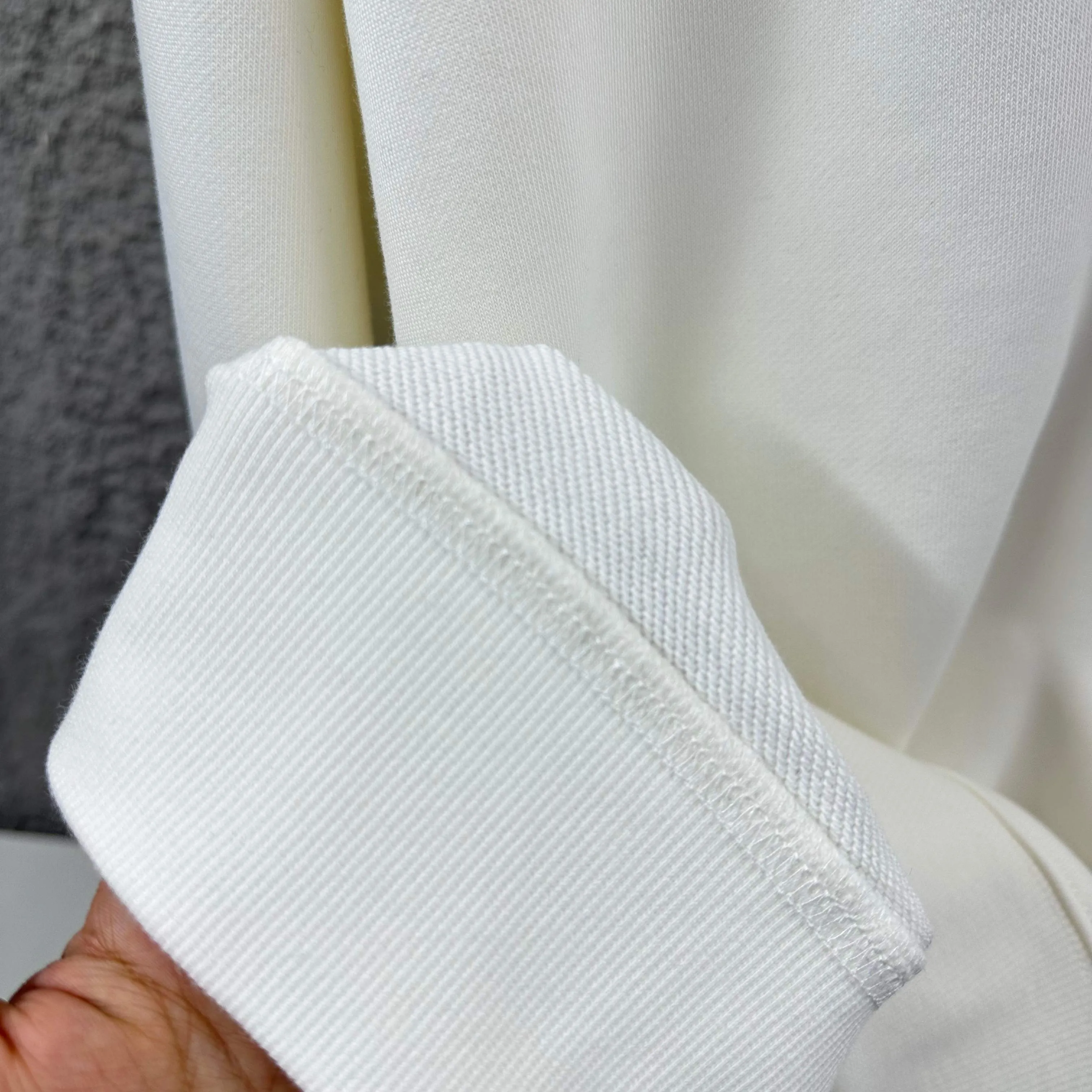 🅿️250 Celi*ne Celin Celin 2025 early autumn and winter new style Three-dimensional flocking process personalized logo Customized terry fabric Long-sleeved round neck sweatshirt Uniform style for men and women Size: S (90-130 catties) M (120-150 catties) L (140-165 catties) XL (160-180 catties) XXL (180-210 pounds) Color: black white