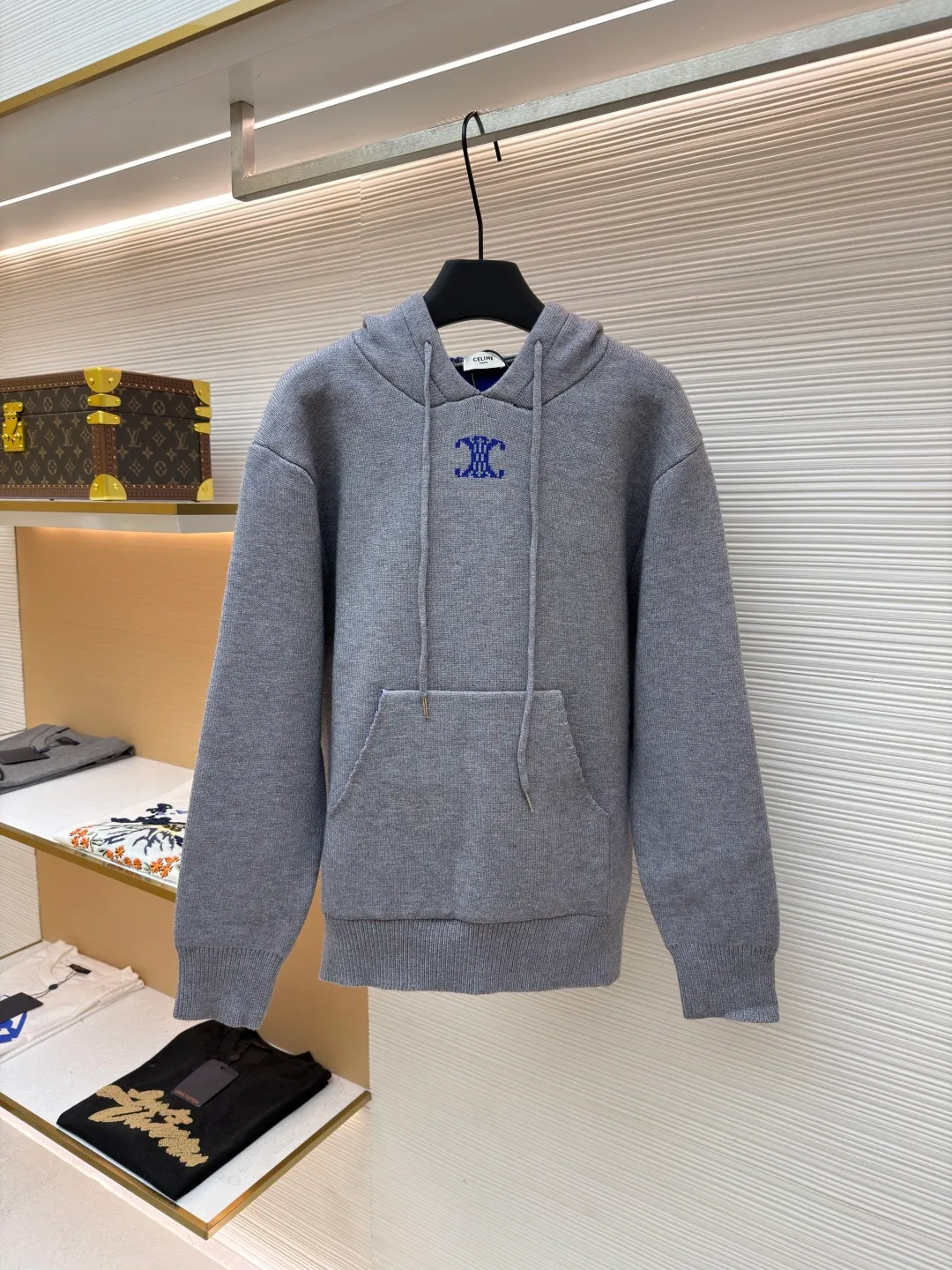 Celine Arc de Triomphe jacquard logo knitted hoodie ●Original version: purchased and developed by 12312 ●Item number: 1681935-B15 ●Fabric: wool blended fabric ●Technology: jacquard knitting ●Color: gray ●Version: fitted version ●Weight: about 1035 grams ●Size: S-M-L-XL ●Description: Made of 50% wool, 10% cashmere, 40% cotton. This fabric is originally stitched, dyed and woven. The weight of ready-made garments is about 920-960 grams. The thermal effect and upper body effect are perfect. Using 7-needle jacquard technology, a single piece of clothing takes 320 minutes to complete. The rope is custom-woven and dyed, the tail clip is made from the original mold, and the brand logo is laser-engraved on the surface. RIOMPHE embroidered loose fit hood with adjustable drawstring, metal hoop engraved with CELINE PARIS 1 kangaroo pocket with ribbed trim. The overall wiring is straight and delicate, the fabric is comfortable and soft, and the color is consistent without color difference. It can be matched with the same style to create a fashionable look and control various occasions. Customized accessories, complete with three standards, same style for men and women!