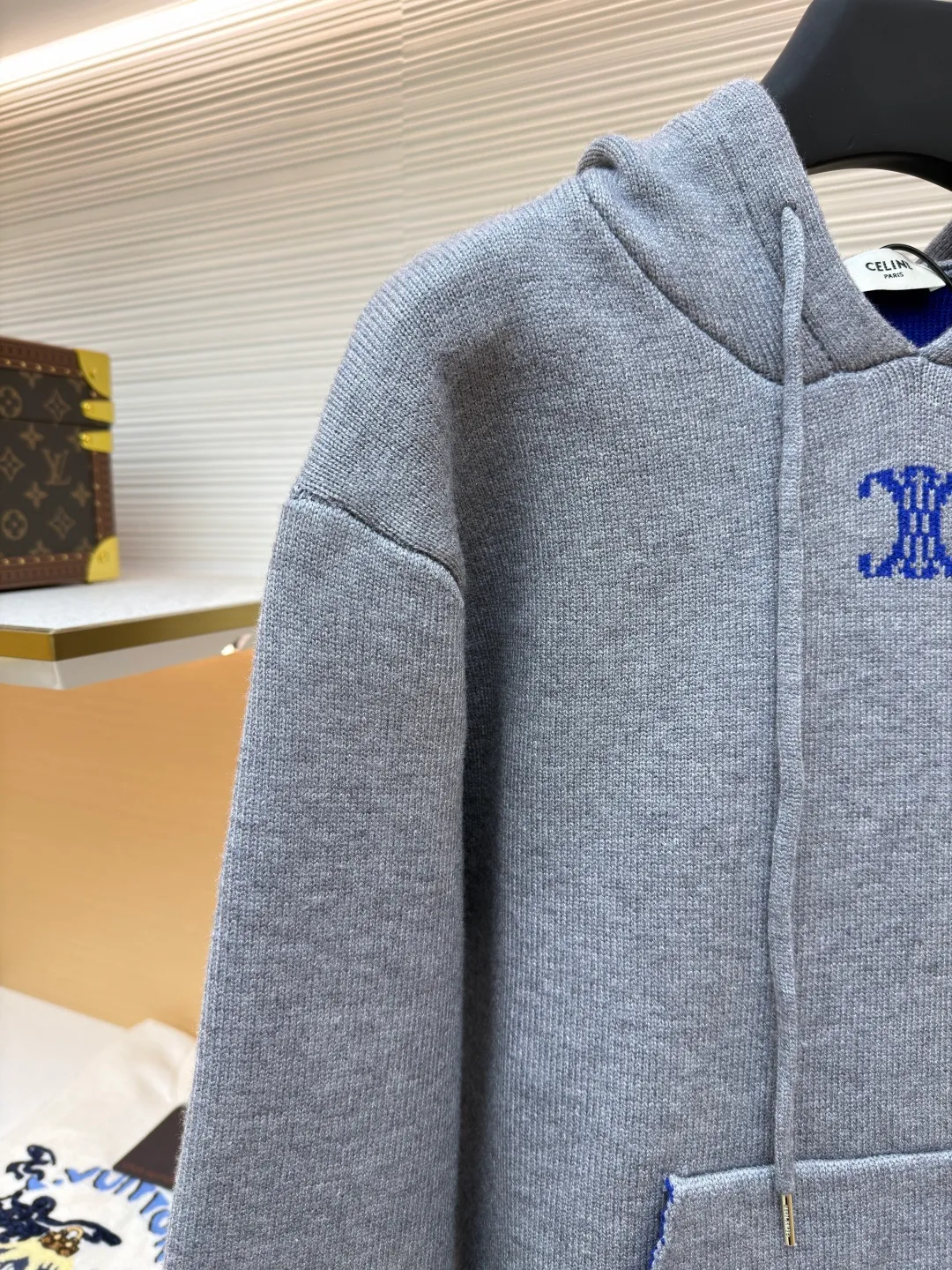 Celine Arc de Triomphe jacquard logo knitted hoodie ●Original version: purchased and developed by 12312 ●Item number: 1681935-B15 ●Fabric: wool blended fabric ●Technology: jacquard knitting ●Color: gray ●Version: fitted version ●Weight: about 1035 grams ●Size: S-M-L-XL ●Description: Made of 50% wool, 10% cashmere, 40% cotton. This fabric is originally stitched, dyed and woven. The weight of ready-made garments is about 920-960 grams. The thermal effect and upper body effect are perfect. Using 7-needle jacquard technology, a single piece of clothing takes 320 minutes to complete. The rope is custom-woven and dyed, the tail clip is made from the original mold, and the brand logo is laser-engraved on the surface. RIOMPHE embroidered loose fit hood with adjustable drawstring, metal hoop engraved with CELINE PARIS 1 kangaroo pocket with ribbed trim. The overall wiring is straight and delicate, the fabric is comfortable and soft, and the color is consistent without color difference. It can be matched with the same style to create a fashionable look and control various occasions. Customized accessories, complete with three standards, same style for men and women!