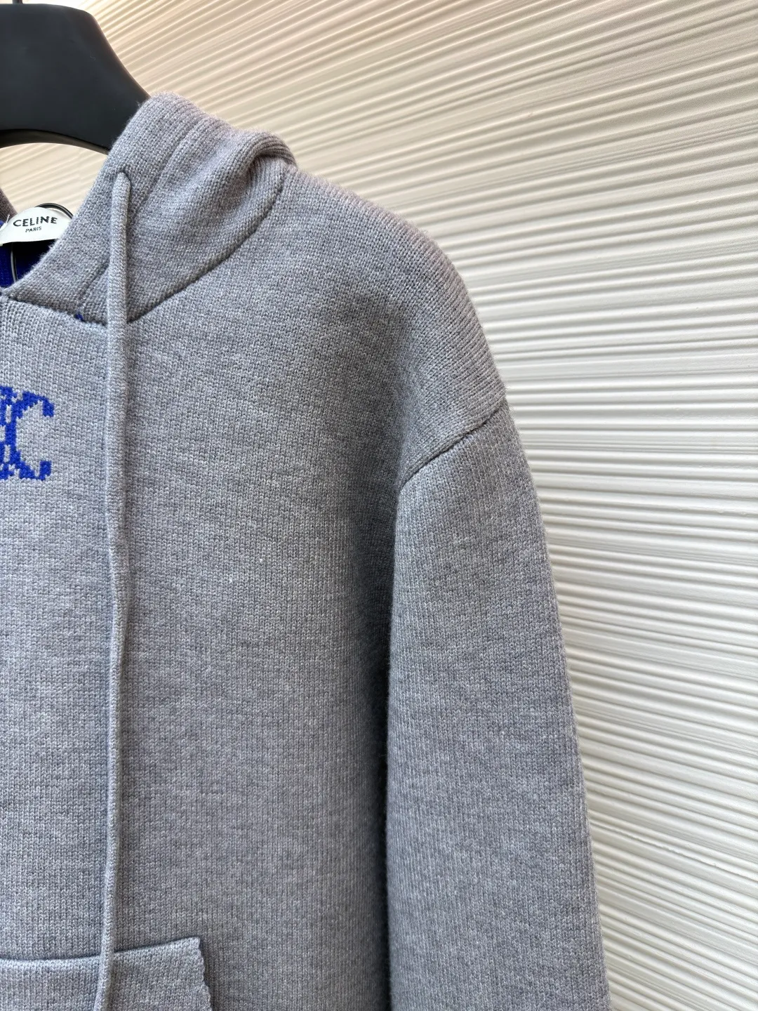 Celine Arc de Triomphe jacquard logo knitted hoodie ●Original version: purchased and developed by 12312 ●Item number: 1681935-B15 ●Fabric: wool blended fabric ●Technology: jacquard knitting ●Color: gray ●Version: fitted version ●Weight: about 1035 grams ●Size: S-M-L-XL ●Description: Made of 50% wool, 10% cashmere, 40% cotton. This fabric is originally stitched, dyed and woven. The weight of ready-made garments is about 920-960 grams. The thermal effect and upper body effect are perfect. Using 7-needle jacquard technology, a single piece of clothing takes 320 minutes to complete. The rope is custom-woven and dyed, the tail clip is made from the original mold, and the brand logo is laser-engraved on the surface. RIOMPHE embroidered loose fit hood with adjustable drawstring, metal hoop engraved with CELINE PARIS 1 kangaroo pocket with ribbed trim. The overall wiring is straight and delicate, the fabric is comfortable and soft, and the color is consistent without color difference. It can be matched with the same style to create a fashionable look and control various occasions. Customized accessories, complete with three standards, same style for men and women!