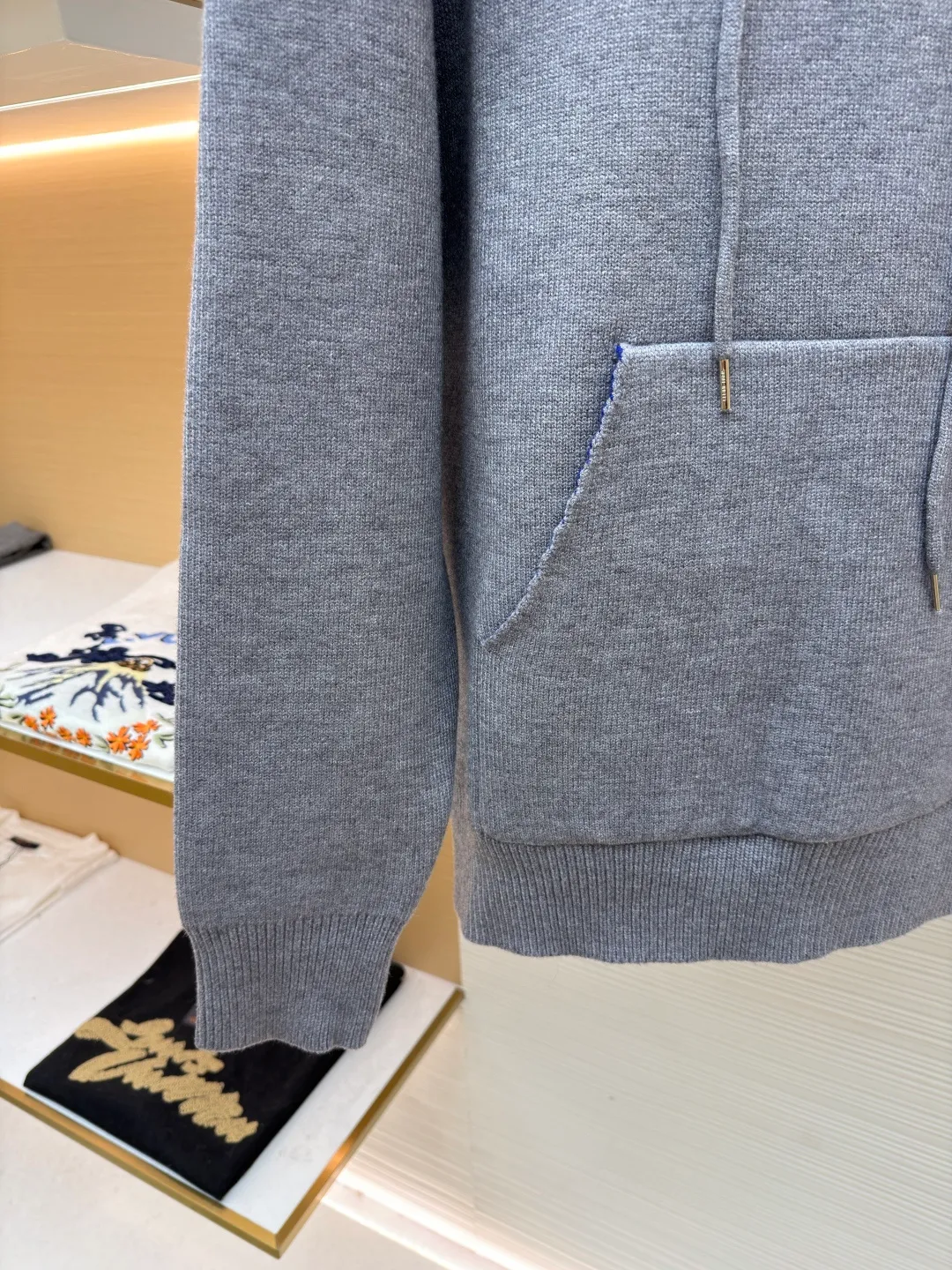 Celine Arc de Triomphe jacquard logo knitted hoodie ●Original version: purchased and developed by 12312 ●Item number: 1681935-B15 ●Fabric: wool blended fabric ●Technology: jacquard knitting ●Color: gray ●Version: fitted version ●Weight: about 1035 grams ●Size: S-M-L-XL ●Description: Made of 50% wool, 10% cashmere, 40% cotton. This fabric is originally stitched, dyed and woven. The weight of ready-made garments is about 920-960 grams. The thermal effect and upper body effect are perfect. Using 7-needle jacquard technology, a single piece of clothing takes 320 minutes to complete. The rope is custom-woven and dyed, the tail clip is made from the original mold, and the brand logo is laser-engraved on the surface. RIOMPHE embroidered loose fit hood with adjustable drawstring, metal hoop engraved with CELINE PARIS 1 kangaroo pocket with ribbed trim. The overall wiring is straight and delicate, the fabric is comfortable and soft, and the color is consistent without color difference. It can be matched with the same style to create a fashionable look and control various occasions. Customized accessories, complete with three standards, same style for men and women!