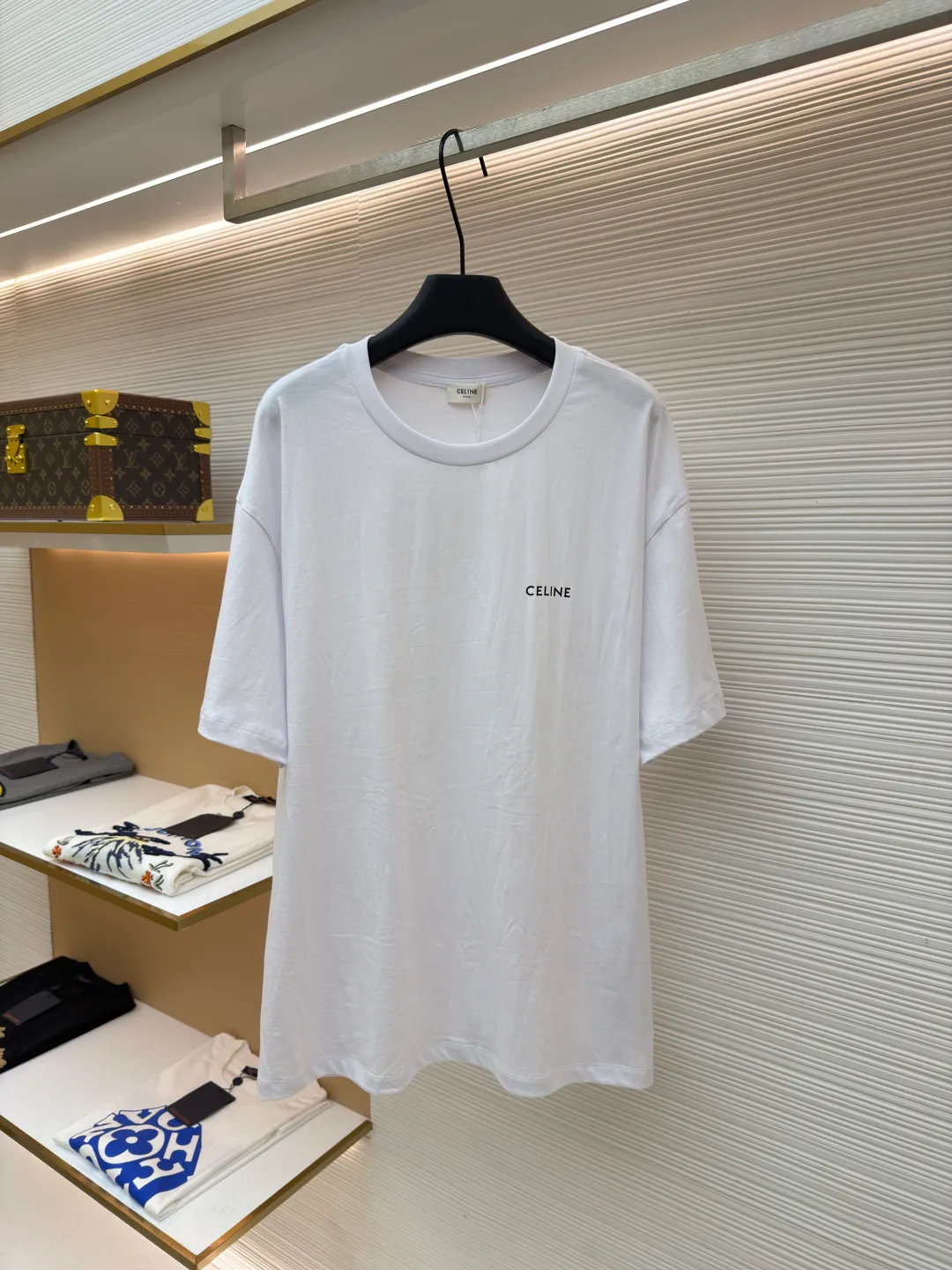 Celine letter print short sleeves ●Original version: Purchased and developed for 4750 ●Item No.: 1682463-X85 ●Fabric: Liquid Nitrogen Yayun plain weave fabric ●Technology: Glue printing production ●Color: White ●Version: Fitted version ●Weight: about 220 grams ●Size: S-M-L-XL ●Description: Customized Liquid Nitrogen Yayun plain weave fabric, soft to the touch, comfortable and close to the skin, using ivory white to interpret the philosophy of restraint of high-end white It gives the white a sense of warmth and breathing. The iconic CELINE print is embellished on the chest. It is highly recognizable and shows a luxurious texture in a low-key manner. It uses minimalism to define timeless fashion and uses glue printing. The chest printing has been modified three times with film screens. The glue liquid paint is used to print the pattern on the fabric. The fabric is baked to fix the printed pattern. The overall wiring is straight and delicate, the fabric is comfortable and soft, and the color is consistent without color difference. It can be matched with the same style to create a fashionable look and control various occasions. Customized accessories, complete with three standards, same style for men and women!