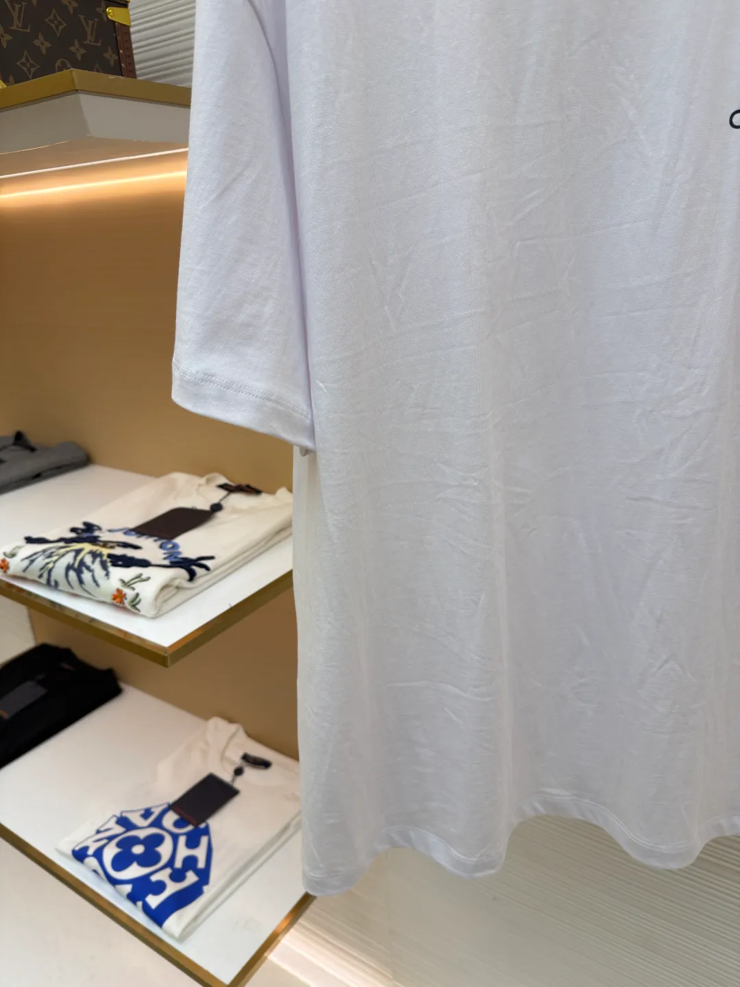 Celine letter print short sleeves ●Original version: Purchased and developed for 4750 ●Item No.: 1682463-X85 ●Fabric: Liquid Nitrogen Yayun plain weave fabric ●Technology: Glue printing production ●Color: White ●Version: Fitted version ●Weight: about 220 grams ●Size: S-M-L-XL ●Description: Customized Liquid Nitrogen Yayun plain weave fabric, soft to the touch, comfortable and close to the skin, using ivory white to interpret the philosophy of restraint of high-end white It gives the white a sense of warmth and breathing. The iconic CELINE print is embellished on the chest. It is highly recognizable and shows a luxurious texture in a low-key manner. It uses minimalism to define timeless fashion and uses glue printing. The chest printing has been modified three times with film screens. The glue liquid paint is used to print the pattern on the fabric. The fabric is baked to fix the printed pattern. The overall wiring is straight and delicate, the fabric is comfortable and soft, and the color is consistent without color difference. It can be matched with the same style to create a fashionable look and control various occasions. Customized accessories, complete with three standards, same style for men and women!