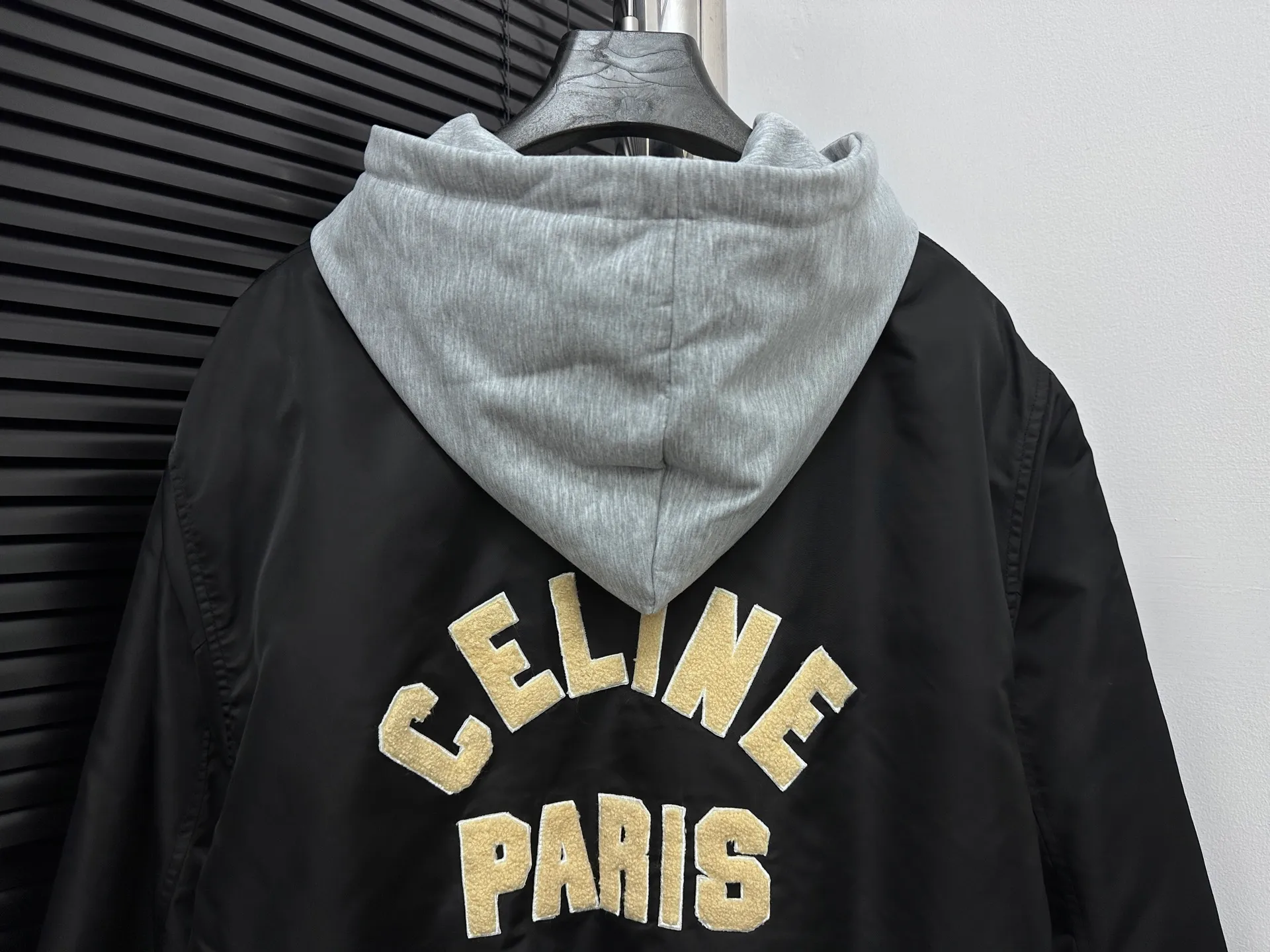 🅿️520 [Celine] Celine hooded baseball jacket, double fabric splicing: the outer black is satin technical fabric, and the front and back panels are customized with towel embroidery. The letters are first laser-cut and made using an imported Tajima embroidery machine. The hood and lining are made of 100% cotton fabric, with thin cotton inside, two-color thread custom-woven yarn, thread weaving on a flat knitting machine, and processed by first-line factories. Compare the quality at will. Same style for men and women. Size: XS-L