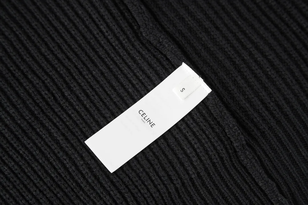🅿️510 [Original quality] Celine 22FW patch hooded sweater (black). The original version was purchased and developed for 12,500. The fabric is made of 75 wool 25 angora rabbit fur that is closest to the original version. It is made of customized expanded blended wool. The upper body is comfortable and soft, and the weight is 700 grams. It is made of imported Stoll weaving with clear texture and 7-needle double ingot stitching method. The imported thickened felt cloth on the front chest is embroidered with letters using laser embroidery technology. High-energy laser beams are used for fine cutting and embroidery on the fabric. The letter material is made of wool superfiber positioning laser embroidery, which combines the strength of wool. Natural softness and durability of microfiber, the laser beam is used to precisely embroider at designated positions to achieve a highly precise embroidery effect. The letters have smooth lines and clear edges. The felt must be washed after embroidery to make it fluffy and more coordinated with the clothes. Thin felt is used for embroidery on the market and cannot be washed. Customized letter engraved white alloy tail clip, custom-woven and dyed cotton textured round rope, complete three-label accessories, OS loose version design, different from the market version. Color: black/grey Size:S-M-L-XL