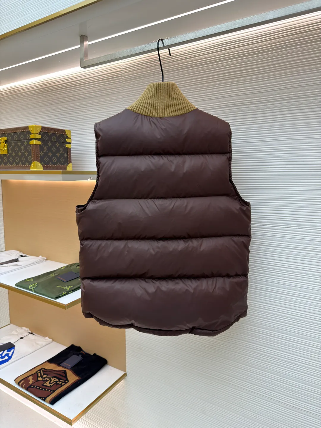 Celine Lightweight Sleeveless Down Jacket [Women's Clothing] ●Item No.: 1681071-C65 ●Fabric: Outer layer: nylon fabric; Inner layer: white duck down ●Technology: Mechanically filled with down ●Version: Fitted version ●Weight: about 440 grams ●Size: 36-38-40 ●Description: The fabric is made of 100% nylon (nylon). Its high-density structure achieves excellent windproof effect. It also has strong wear resistance and wrinkle resistance. It is scratch-free for daily wear and can be easily taken care of. The inner lining is made of 100% polyamide, which has a smooth texture and further enhances wearing comfort and freedom of movement. The TRIOMPHE signature patch is carefully crafted with high-density foam padding and embroidery technology. Each embroidery trace is precise and neat, and the back is lined and hemmed to ensure neatness inside and outside, the stitches are even and fine, the three-dimensional relief texture lasts as new, and the extraordinary creative spirit is demonstrated in every detail. The lining is fully hemmed, and the seams are flat and smooth, eliminating friction. Quilting encryption technology is implemented in key parts to effectively prevent down displacement and ensure that it maintains a uniform and fluffy shape for long-term wear. TRIOMPHE custom-made snap buttons, each snap button is firmly stitched, opens and closes smoothly, taking into account both practical function and exquisite aesthetics. The ribbed wool high collar is woven with fine wool and has moderate elasticity. It can closely fit the curve of the neck, achieve windproofing and warmth without leaving gaps, and gently care for sensitive skin. White duck down has high down content and excellent fluffiness. It is filled with a scientific ratio of duck down and polyester fiber, and combines the efficient temperature-locking properties of duck down with the long-lasting support of polyester fiber to create a lightweight, non-sense yet warm and reliable thermal insulation system, making it easier to keep out the cold. The overall wiring is straight and delicate, the fabric is comfortable and soft, and the color is consistent without color difference. It can be matched with the same style to create a fashionable look and control various occasions. Customized accessories, complete with three standards, same style for men and women!
