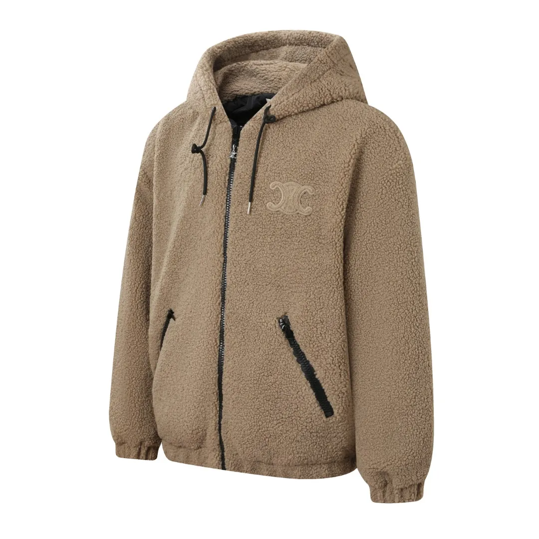 🅿️630 [Exclusive supply] Celine Arc de Triomphe lamb wool hooded jacket (khaki) The fabric is made of polyester filament and passed through a circular knitting machine. The warp and weft are woven into a double-sided knitted structure with flat loops on the front and back. The polar fleece fabric is formed after a series of processes such as dyeing, raising, carding, shearing, and polarization. The suede texture is soft and the fiber characteristics make it almost non-absorbent. It can quickly drain sweat to the outer layer of the fabric and evaporate quickly, maintaining good breathability. The suede surface can lock the air and form a stagnant air layer around the body, effectively preventing heat loss and providing good warmth retention properties. The inner quilting uses a quilted cannage pattern. The sewing engineer accurately adjusts the machine's speed and stitch density to ensure smooth and even stitches during the operation. After completion, regular diagonal quilting lines will be formed, which will inadvertently enhance the overall texture when putting it on and taking it off. The fabric and padding material are tightly fixed to the frame of the embroidery machine. The embroidery machine uses sparse stitches along the padding layer's pattern to outline the filling area of ​​the pattern, and then runs the overlay layer's pattern, using dense stitches to perfectly cover the foam padding layer, thus forming a slightly raised Arc de Triomphe shape. After final finishing, the edges of the patch are burr-free and the pattern is clear. Size:S-M-L-XL