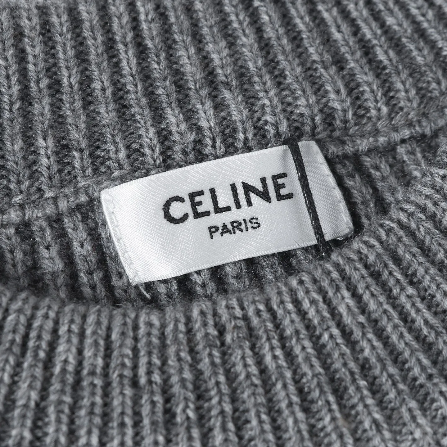 🅿️370 Celine/Celine 25Fw early autumn new Arc de Triomphe logo cardigan exclusively developed by yb! High quality production! Three-dimensional towel embroidered Arc de Triomphe heavyweight 100% imported wool yarn, the texture is invincible, come to those who know the stuff! The classic version has a lazy retro temperament, a preppy style for younger girls, and the upper body is versatile, handsome and fashionable! A must-have high-end item for Bai Fumei! The pattern doesn’t make your upper body look slimmer! Highly recommended for self-retention Color: Navy/Grey Size: S M L