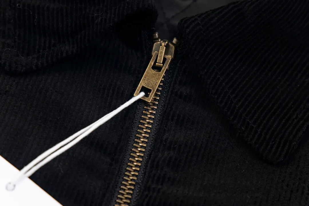 🅿️450 Celine corduroy zipper jacket. The fabric is made of 100% cotton 14-pit non-elastic and Tencel lining 1400 cotton. The letters are customized with wool superfiber. Each letter needs to be molded by computer. It is punched and positioned to ensure that the size and spacing of each letter are consistent. Each letter is positioned using an imported embroidery machine. The mold is opened to customize the Celine bronze Y tooth zipper. size：XS S M L