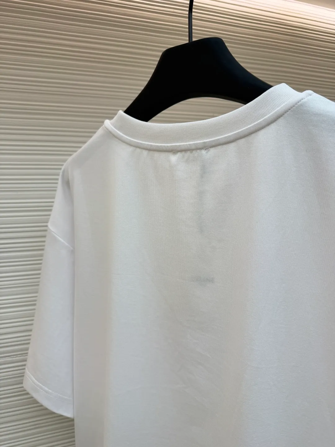 Celine Colorful Triumph Printed Round Neck Short Sleeve ●Original version: Purchased and developed by 2508 ●Item number: 1681881-A05 ●Fabric: long-staple cotton fabric ●Technology: glue printing production ●Color: white ●Version: fitted version ●Weight: about 210 grams ●Size: XS-S-M-L ●Description: Made of 50S double-strand mercerized cotton, weight 165g; matched with 32S 1×1 pull frame thread, 300g. The finer the yarn and the higher the count, the softer, smoother and finer the resulting fabric is usually. Two yarns are used and twisted together. Doing so can enhance the strength and durability of the fabric and give it a fuller feel. Cotton fibers are treated with concentrated caustic soda solution to smooth the fiber surface and increase the gloss and softness of the fabric. High-quality environmentally friendly elastic glue not only has good printing performance and adhesion, but also ensures the clarity and color brightness of the printed pattern. With excellent elasticity and environmental protection properties, it can form lasting and bright printing effects on various fabrics. The advantage of this process is that the color saturation is extremely high, which can achieve bright and bright visual effects, and is especially suitable for covering dark fabrics; the pattern has a distinct touch and a unique texture; and because the slurry seals the fibers, it is more resistant to washing and wear than ordinary dye printing. The overall wiring is straight and delicate, the fabric is comfortable and soft, and the color is consistent without color difference. It can be matched with the same style to create a fashionable look and control various occasions. Customized accessories, complete with three standards, same style for men and women!