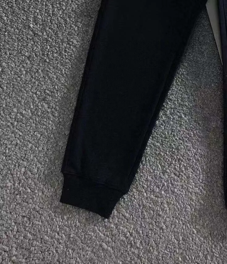 🅿️420 [CELINE Celine] (Gospel for Fatty) hot-selling suit is coming. Focus on the original version of the official website. 2025 new hot-selling cardigan sweater suit. The original order is the best. 🇭🇰The meticulous work of top designers. It is a fitting and perfect upper body effect. All-natural high-quality Roman cotton 100%, close-fitting comfort, noble and elegant! Original hardware embodies elegance and nobility! Counter size: M-5XL (maximum wear up to 220 pounds)