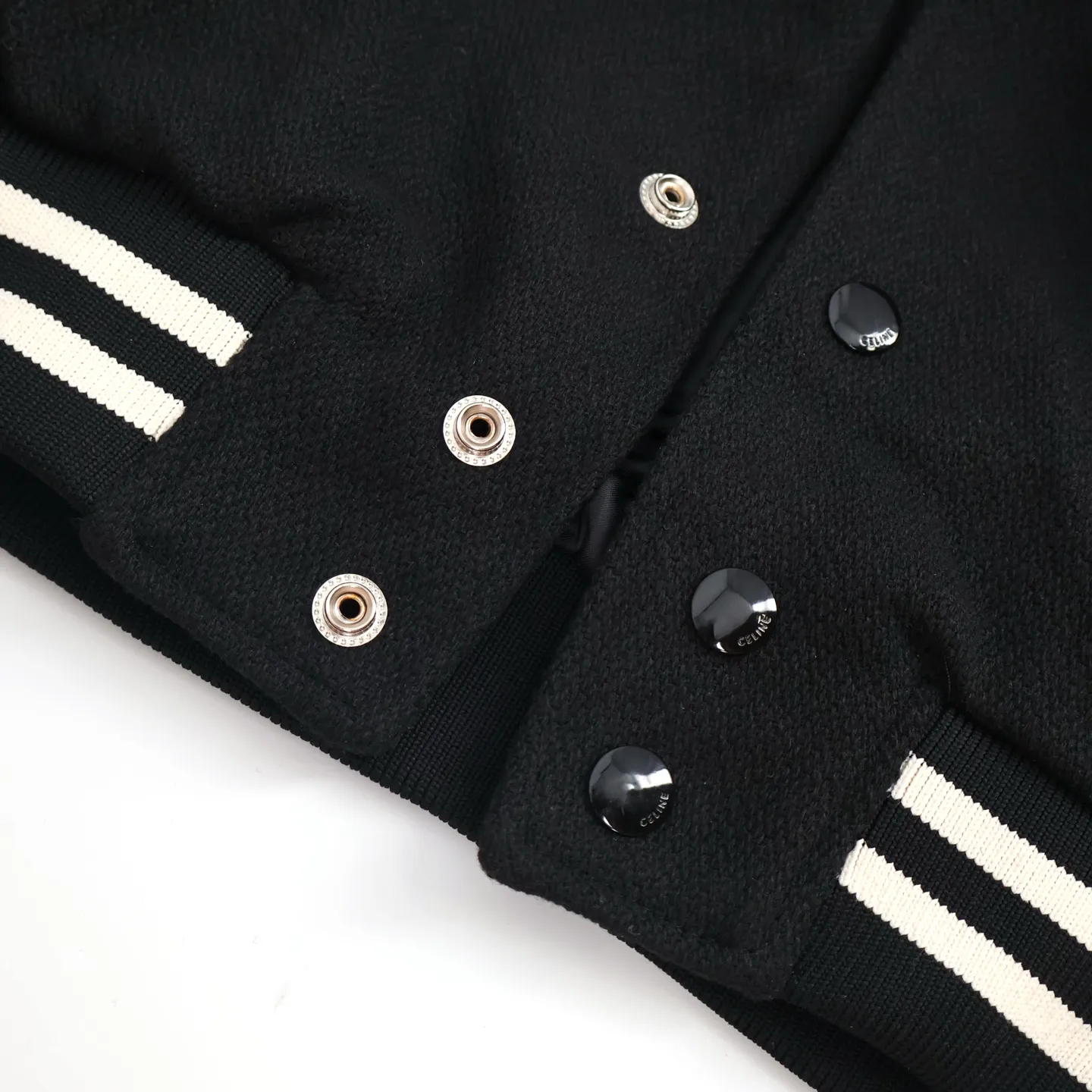 🅿️1160 [Exclusive supply] Celine 24SS patchwork leather baseball jacket. The original version was purchased for 24,000 and developed. It took 1 month to customize the 90% woolen material. Excluding the patchwork part, a single piece of clothing weighs up to 1kg, which is extremely costly. The custom-woven wool jacquard threads imported from Germany will not deform, fade or pill (ordinary machines cannot achieve this effect at all). The top layer of imported lambskin is used. The wrinkle texture is incomparably good. It is hand-cut and meticulously crafted. The stitching position is very technical. Whether the whole garment looks good or not depends on this position. Customized full set of auxiliary materials, engraved electroplated buttons, original mold opening, up to four digits, no difference. Comes with original washed label hangtag. Size:46-48-50-52