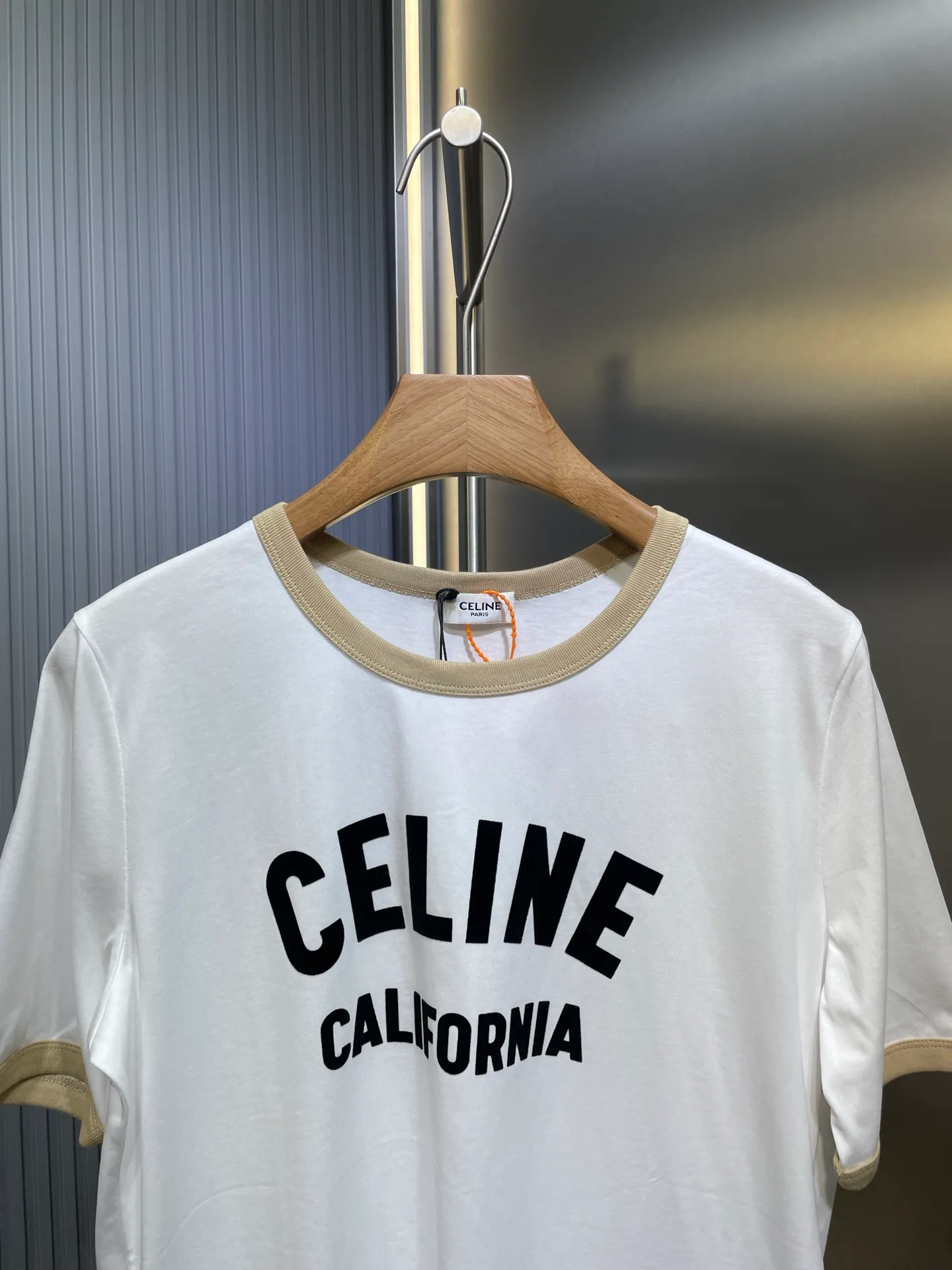 🅿️250 CEL 2025 new arrival in early spring, round neck covered short-sleeved printed 𝑇𝑒𝑒, customized YB twill cotton material, breathable, comfortable and full of texture. The flocked printed short-sleeved T-shirt is cut to highlight the brand style. It is made of pure cotton with a slight stretch and presents a slimming visual effect. The collar and cuffs are designed with contrasting edges to increase the smart and casual feel of the outfit. Looks stylish and stylish when worn alone or paired with an inner layer SML