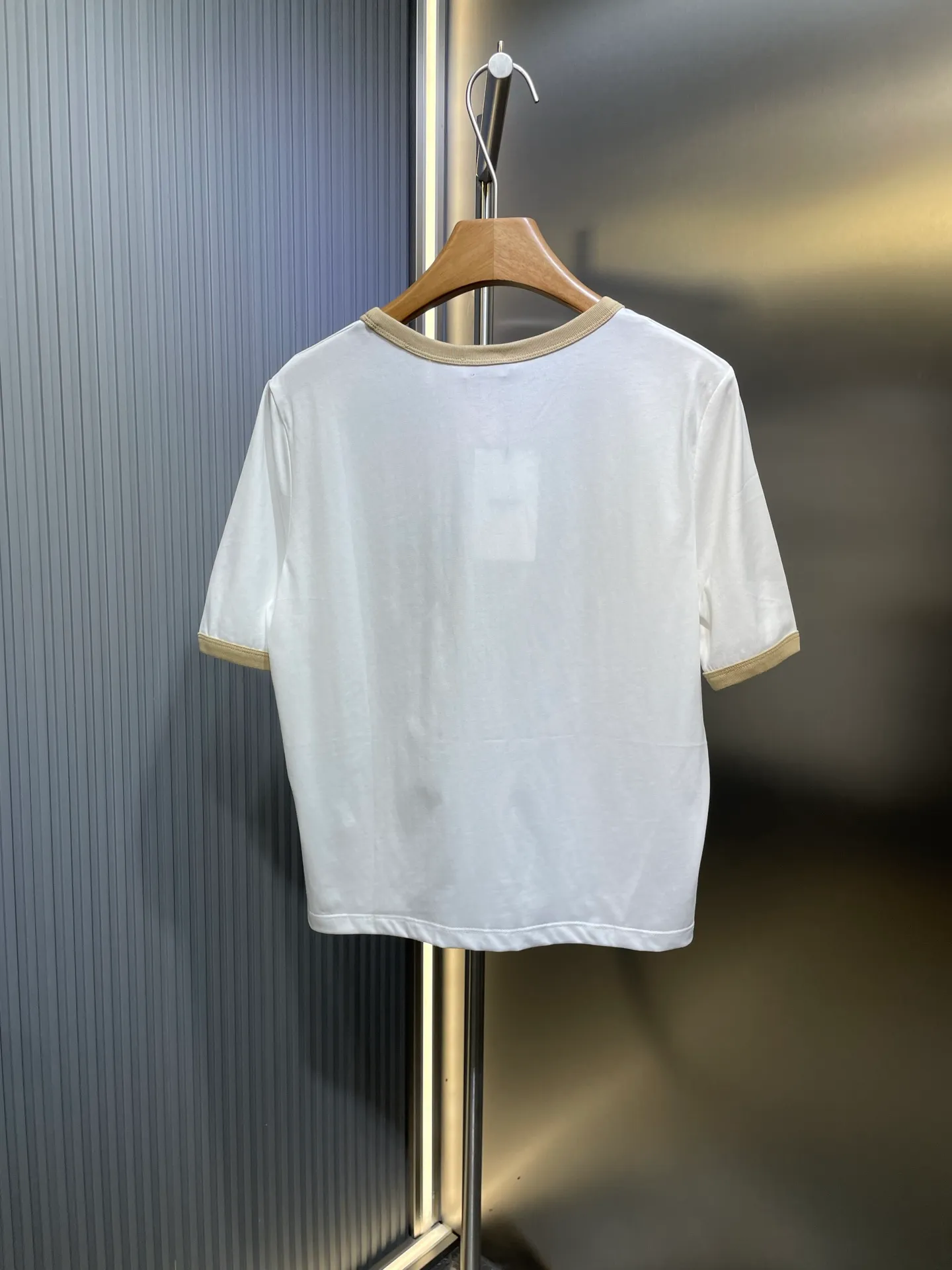 🅿️250 CEL 2025 new arrival in early spring, round neck covered short-sleeved printed 𝑇𝑒𝑒, customized YB twill cotton material, breathable, comfortable and full of texture. The flocked printed short-sleeved T-shirt is cut to highlight the brand style. It is made of pure cotton with a slight stretch and presents a slimming visual effect. The collar and cuffs are designed with contrasting edges to increase the smart and casual feel of the outfit. Looks stylish and stylish when worn alone or paired with an inner layer SML